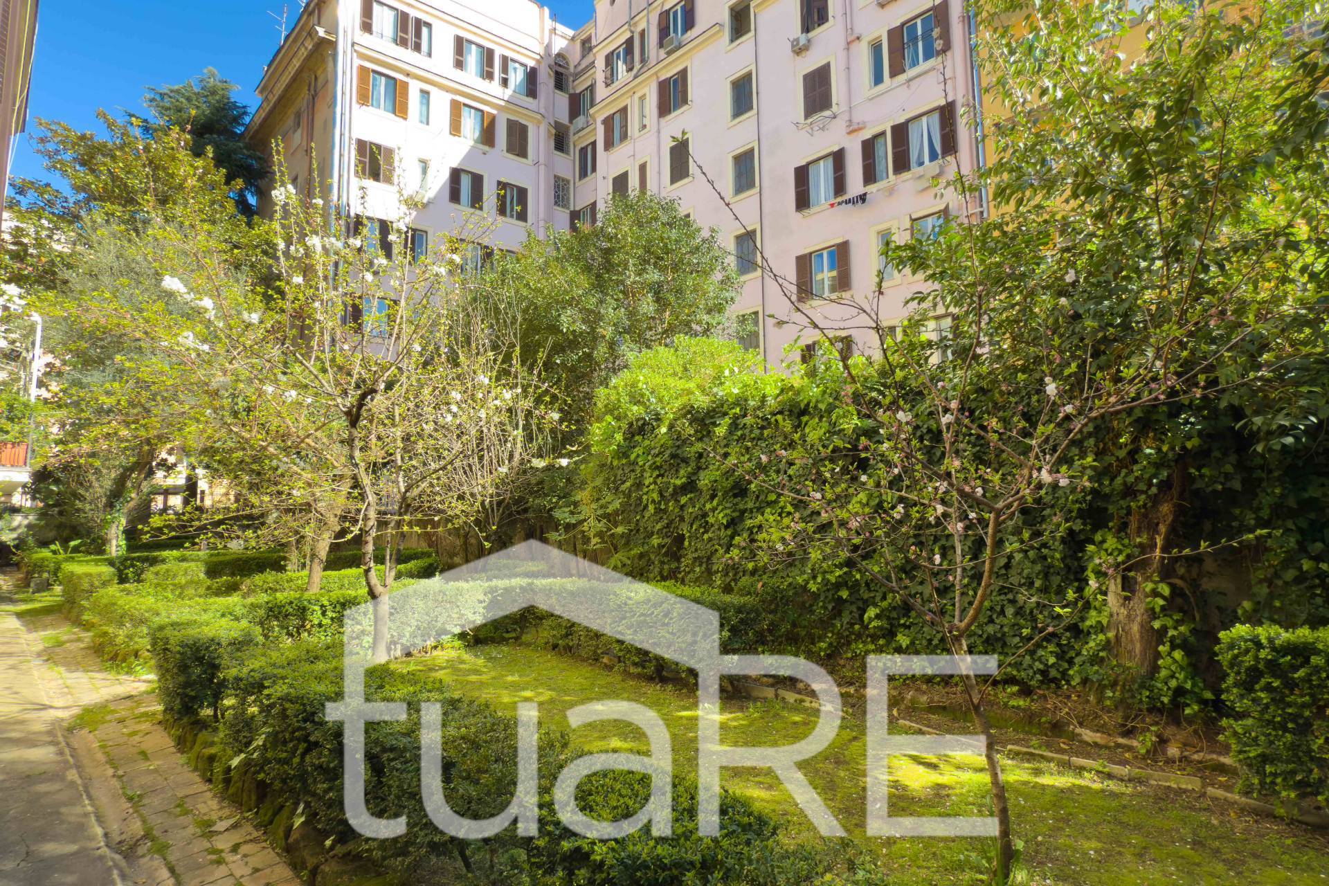 Immagine 2 di Appartamento in vendita  in Via Cunfida a Roma