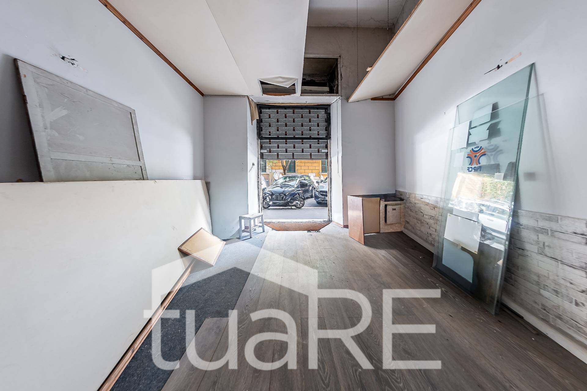 Immagine 2 di Negozio in vendita  in Via Paolo Emilio a Roma