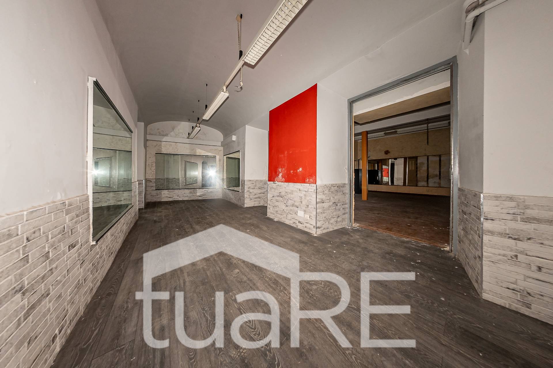 Immagine 4 di Negozio in vendita  in Via Paolo Emilio a Roma