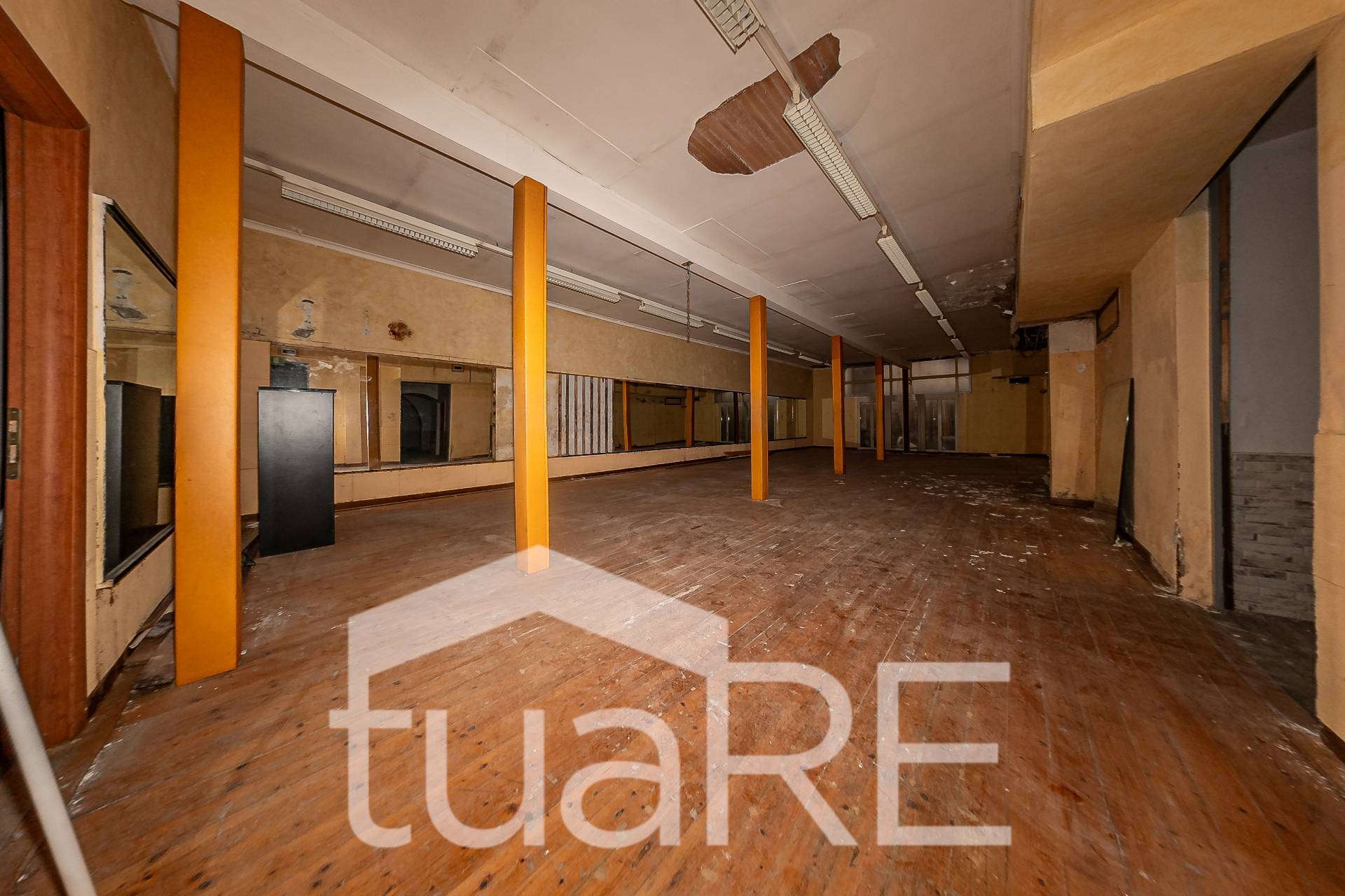 Immagine 8 di Negozio in vendita  in Via Paolo Emilio a Roma