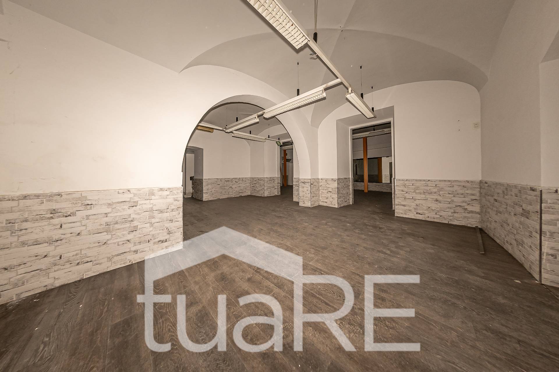 Immagine 9 di Negozio in vendita  in Via Paolo Emilio a Roma