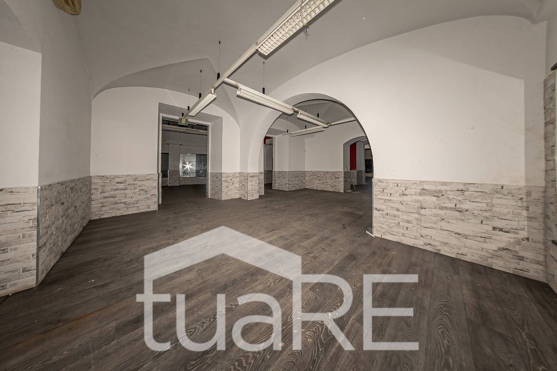 Immagine 10 di Negozio in vendita  in Via Paolo Emilio a Roma