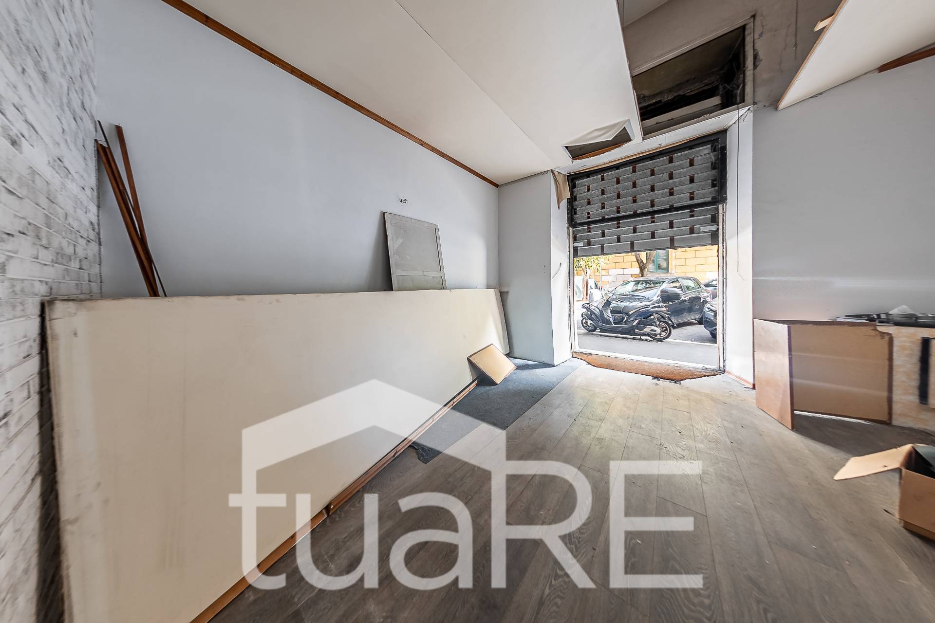 Immagine 13 di Negozio in vendita  in Via Paolo Emilio a Roma