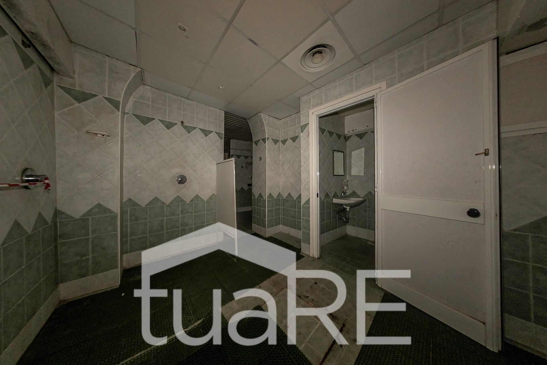 Immagine 21 di Negozio in vendita  in Via Paolo Emilio a Roma