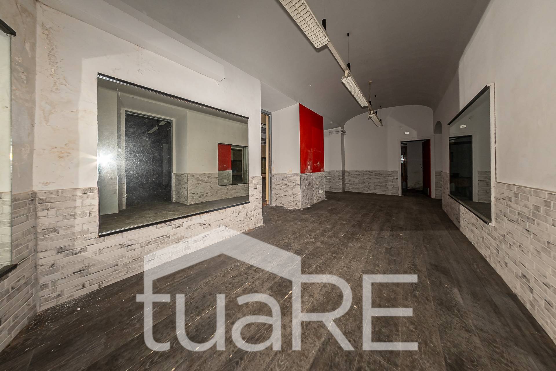 Immagine 25 di Negozio in vendita  in Via Paolo Emilio a Roma