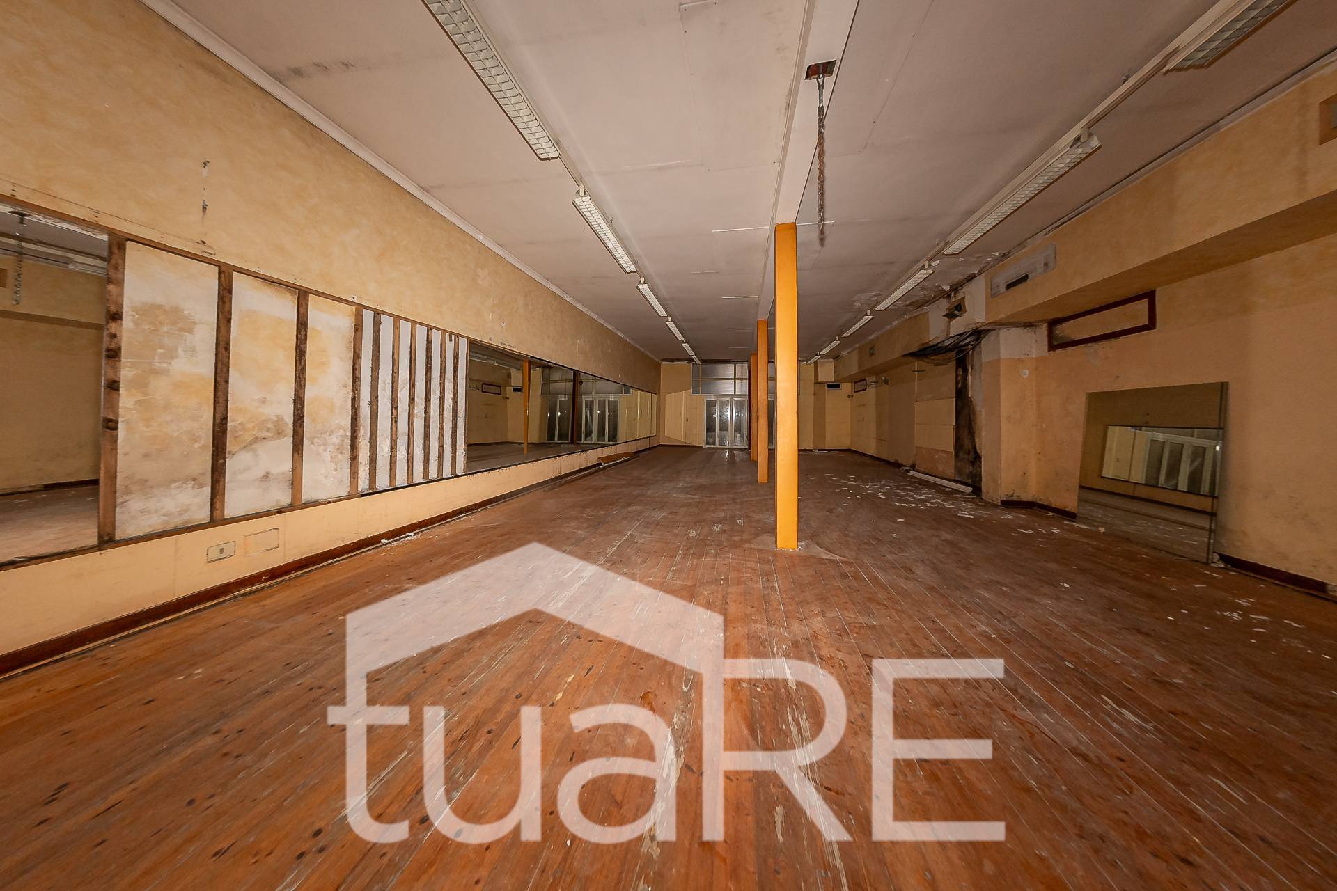 Immagine 26 di Negozio in vendita  in Via Paolo Emilio a Roma