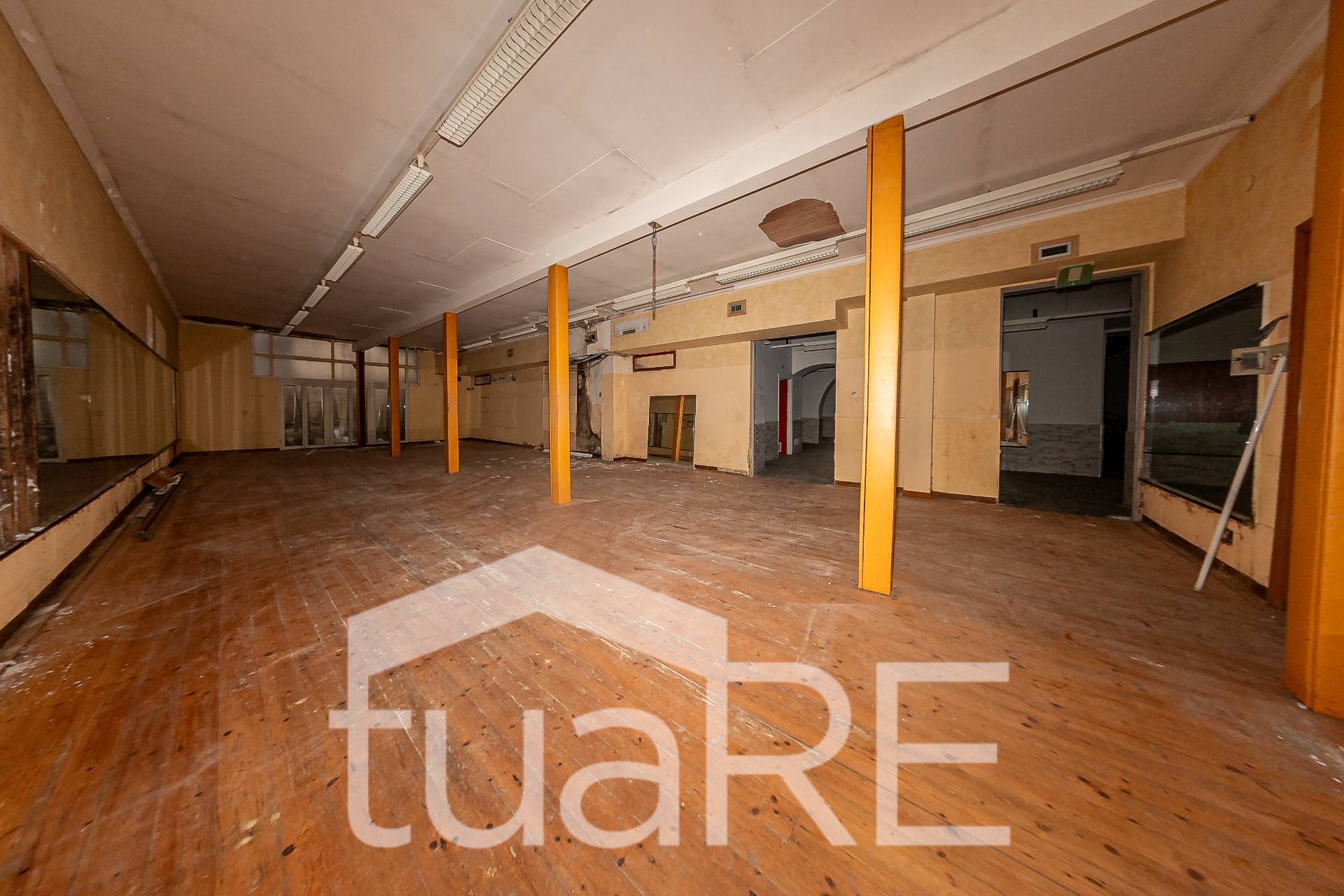 Immagine 27 di Negozio in vendita  in Via Paolo Emilio a Roma