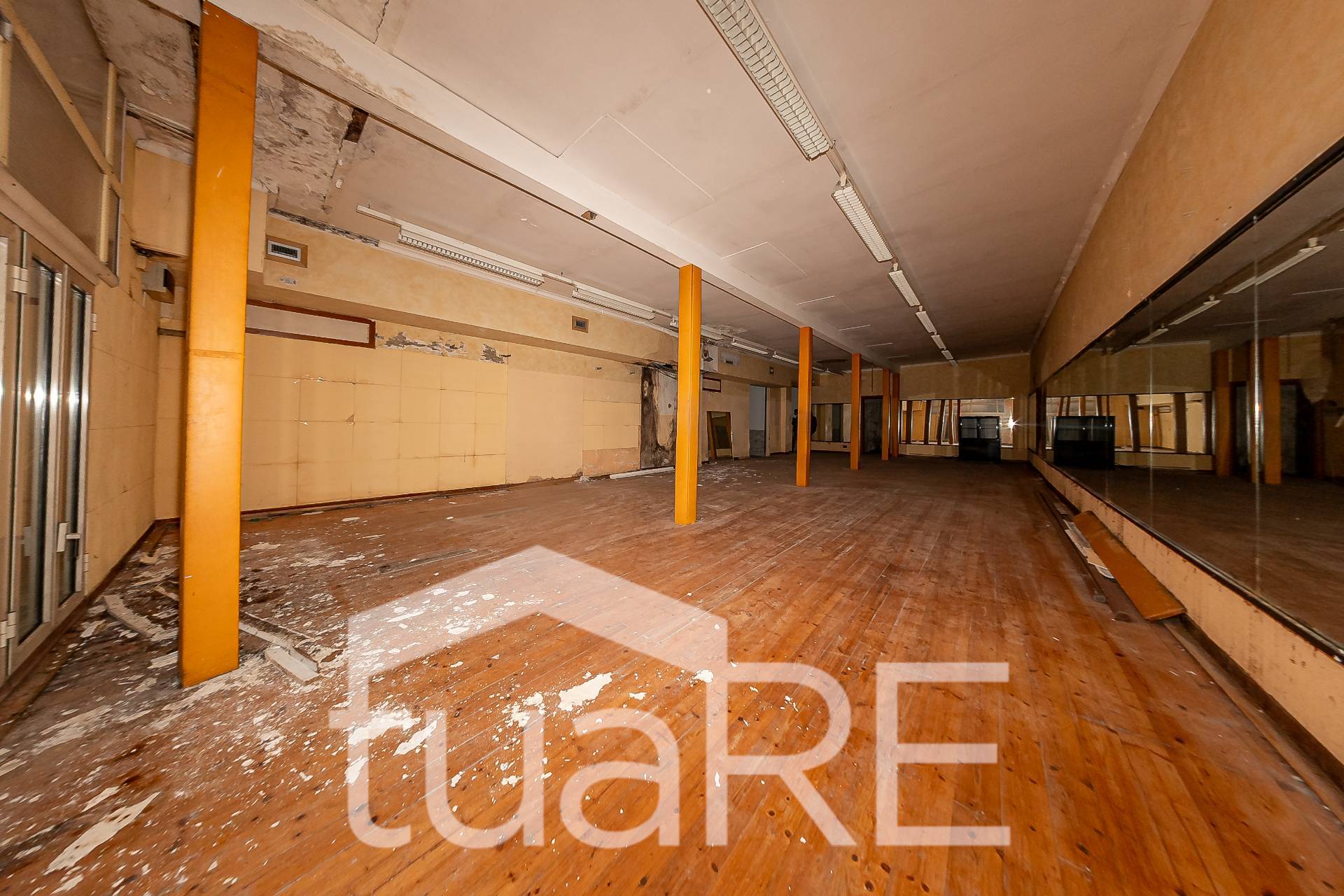 Immagine 28 di Negozio in vendita  in Via Paolo Emilio a Roma