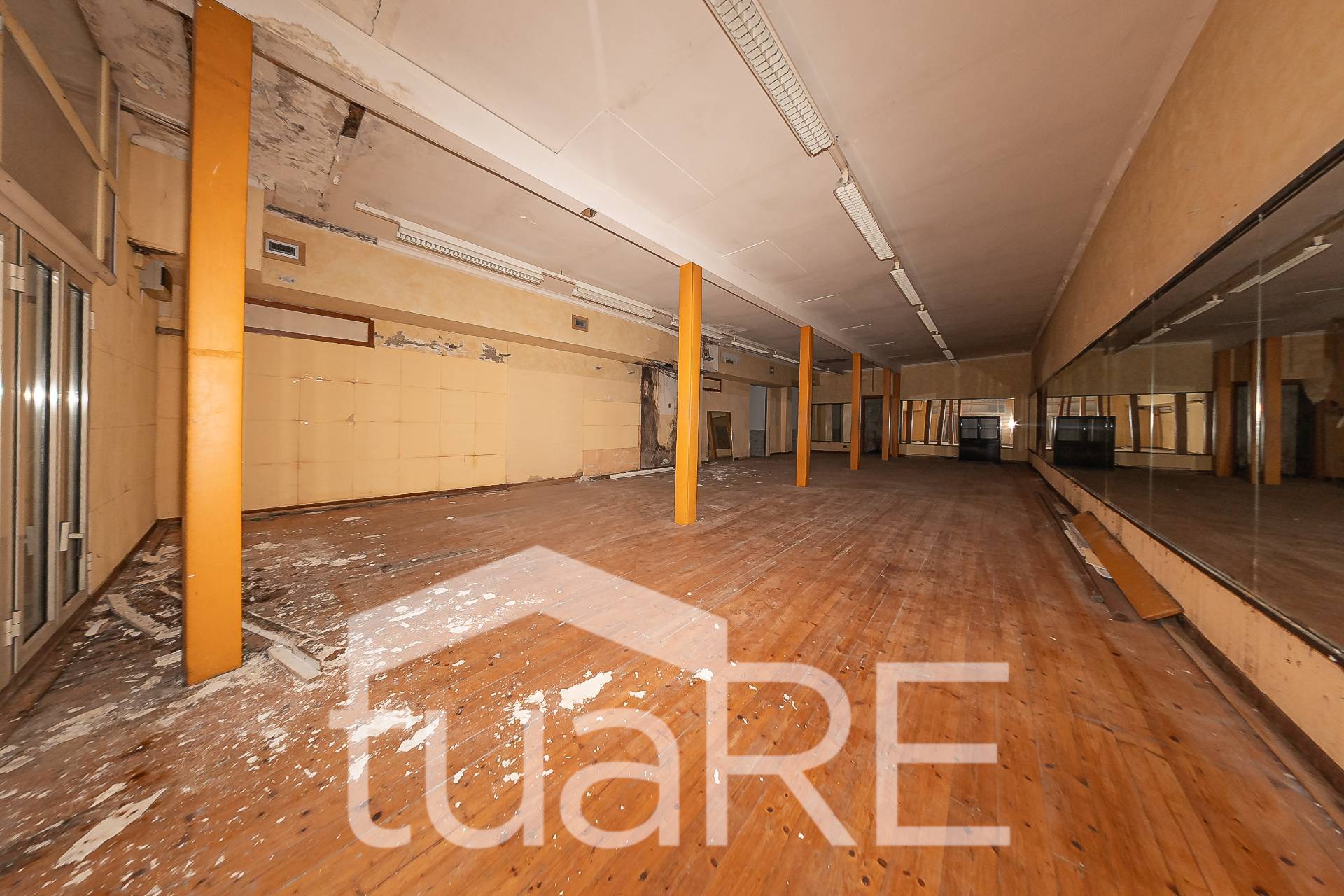 Immagine 29 di Negozio in vendita  in Via Paolo Emilio a Roma