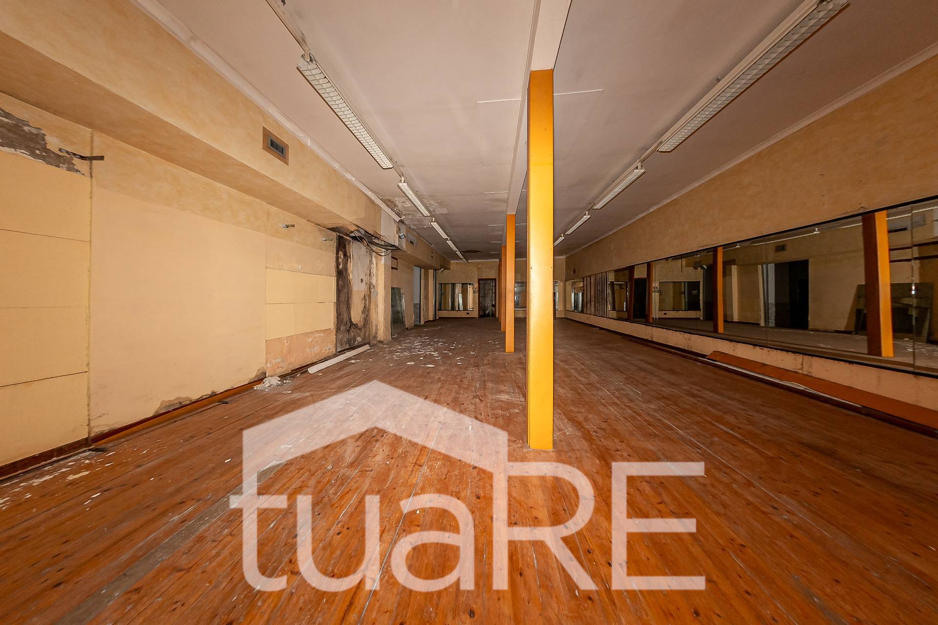 Immagine 30 di Negozio in vendita  in Via Paolo Emilio a Roma