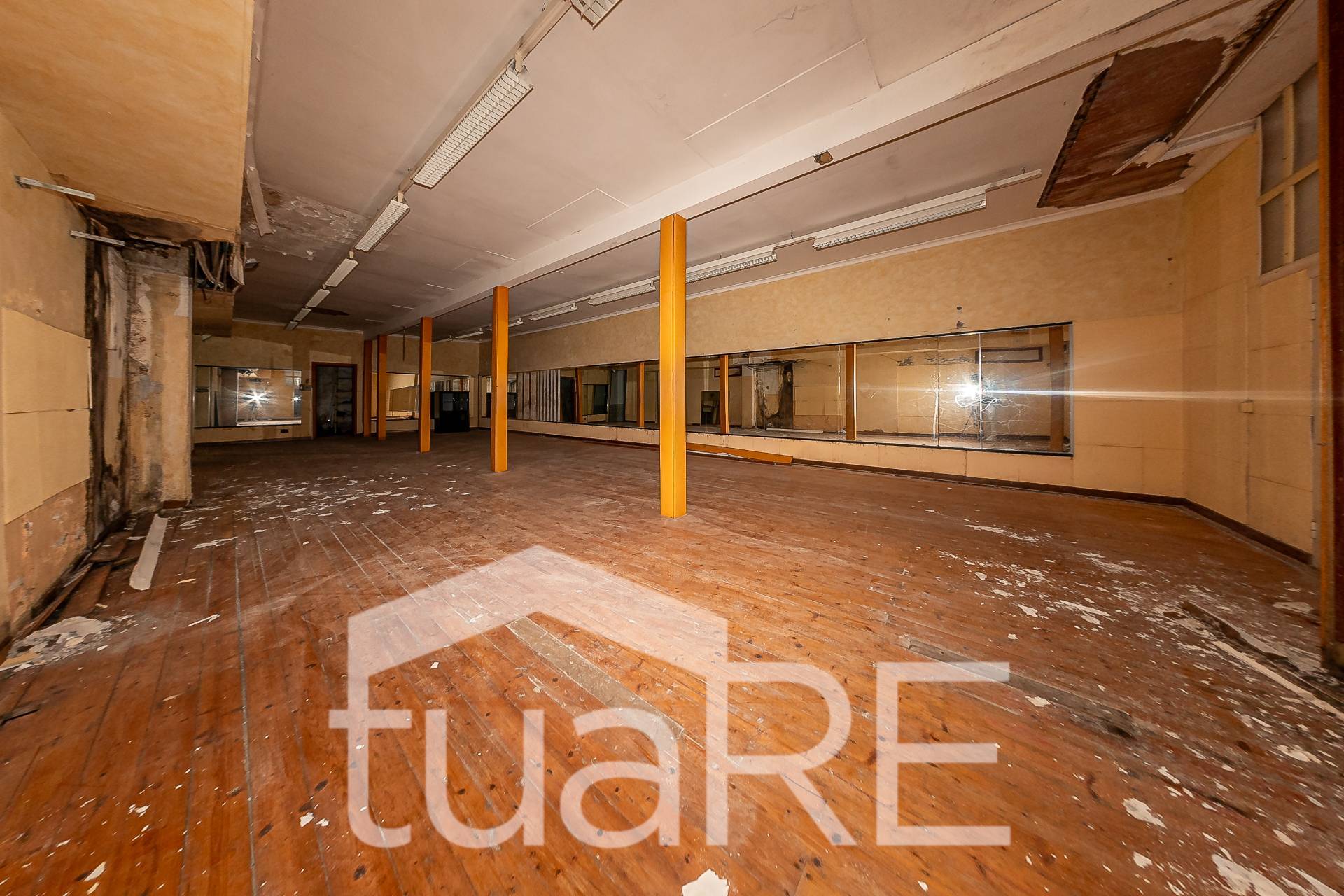 Immagine 31 di Negozio in vendita  in Via Paolo Emilio a Roma