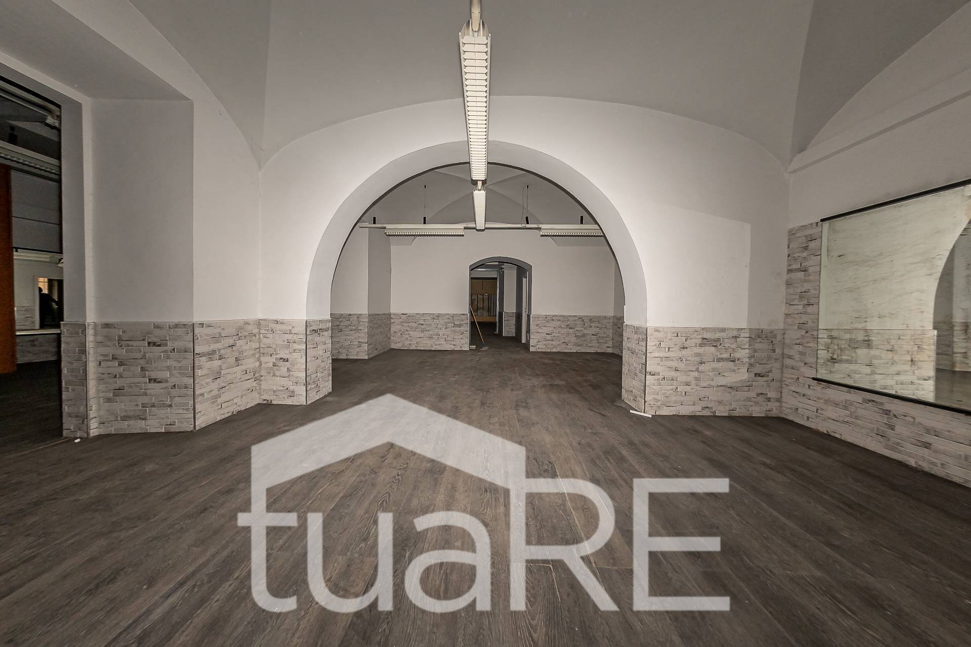 Immagine 32 di Negozio in vendita  in Via Paolo Emilio a Roma