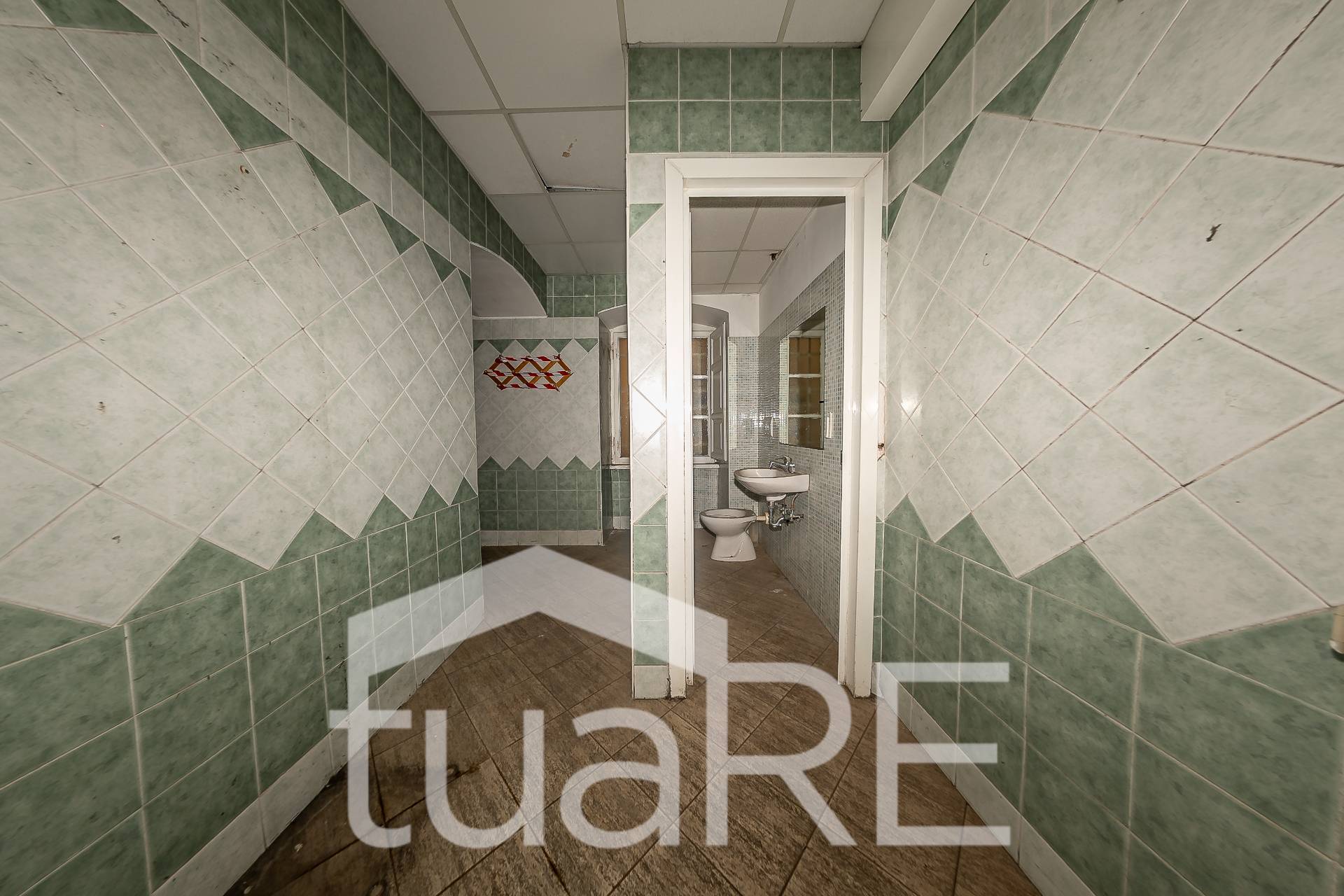 Immagine 35 di Negozio in vendita  in Via Paolo Emilio a Roma