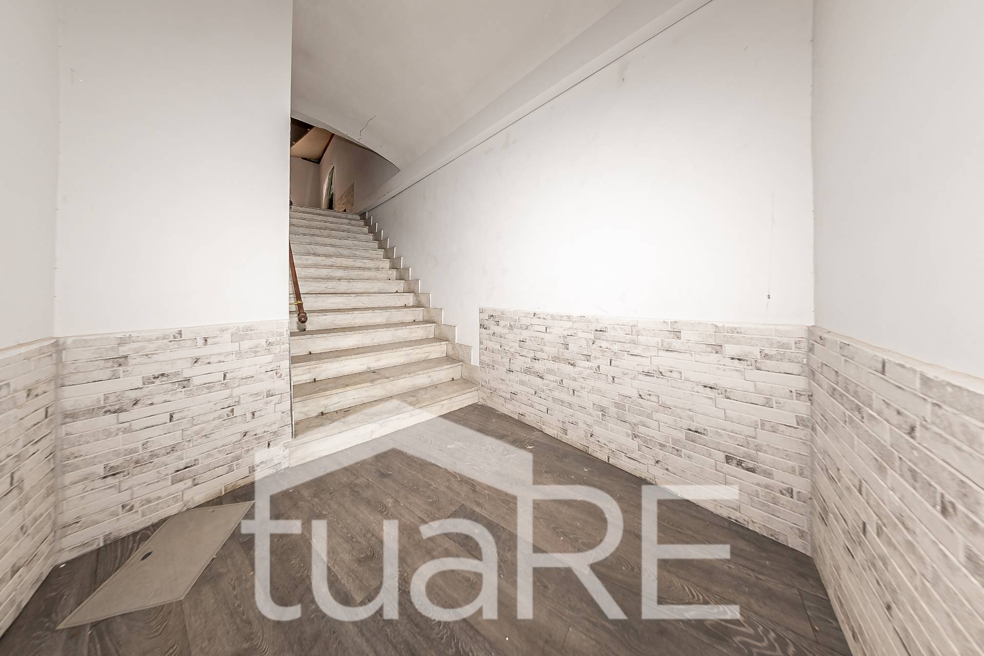 Immagine 39 di Negozio in vendita  in Via Paolo Emilio a Roma