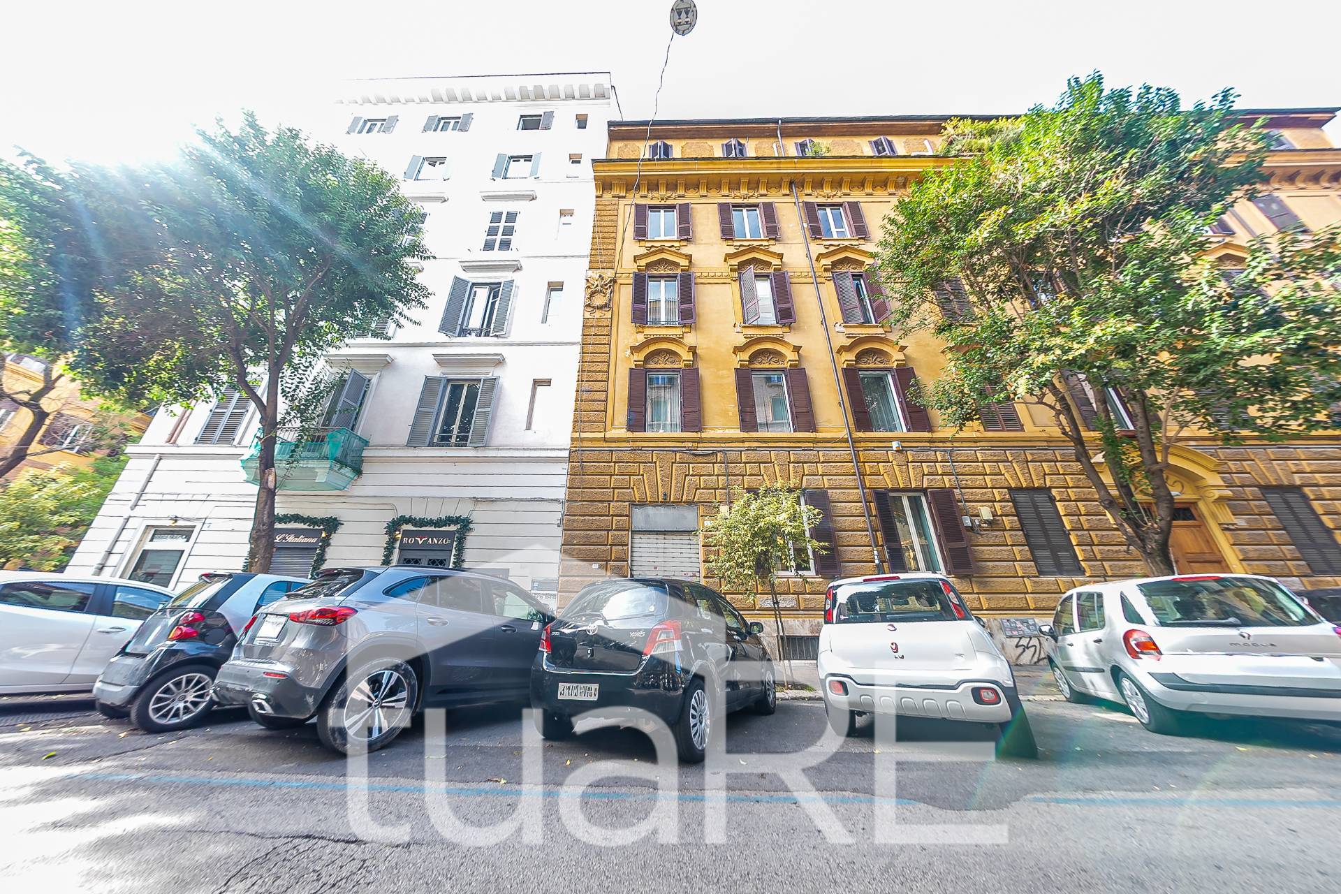 Immagine 41 di Negozio in vendita  in Via Paolo Emilio a Roma