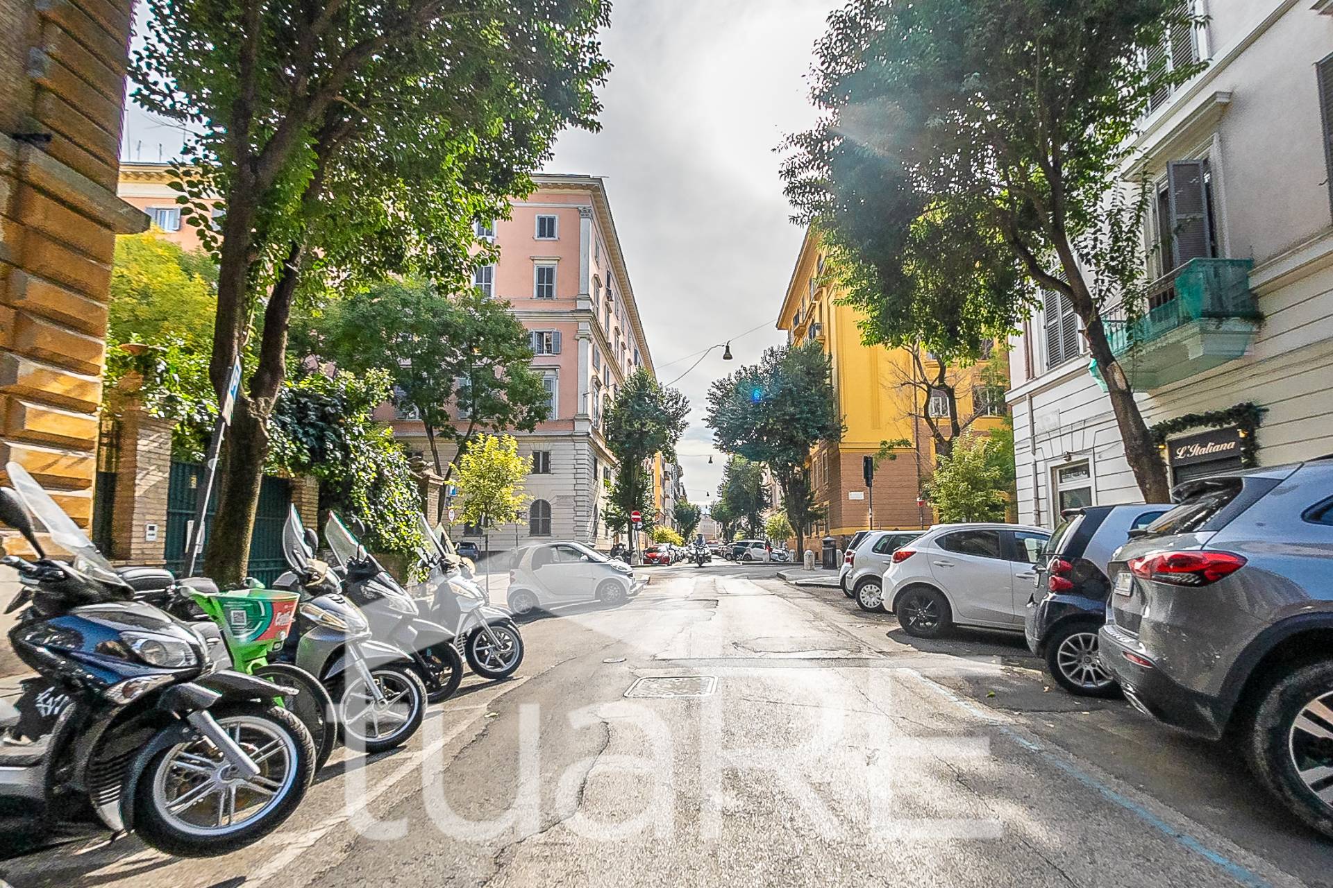Immagine 42 di Negozio in vendita  in Via Paolo Emilio a Roma