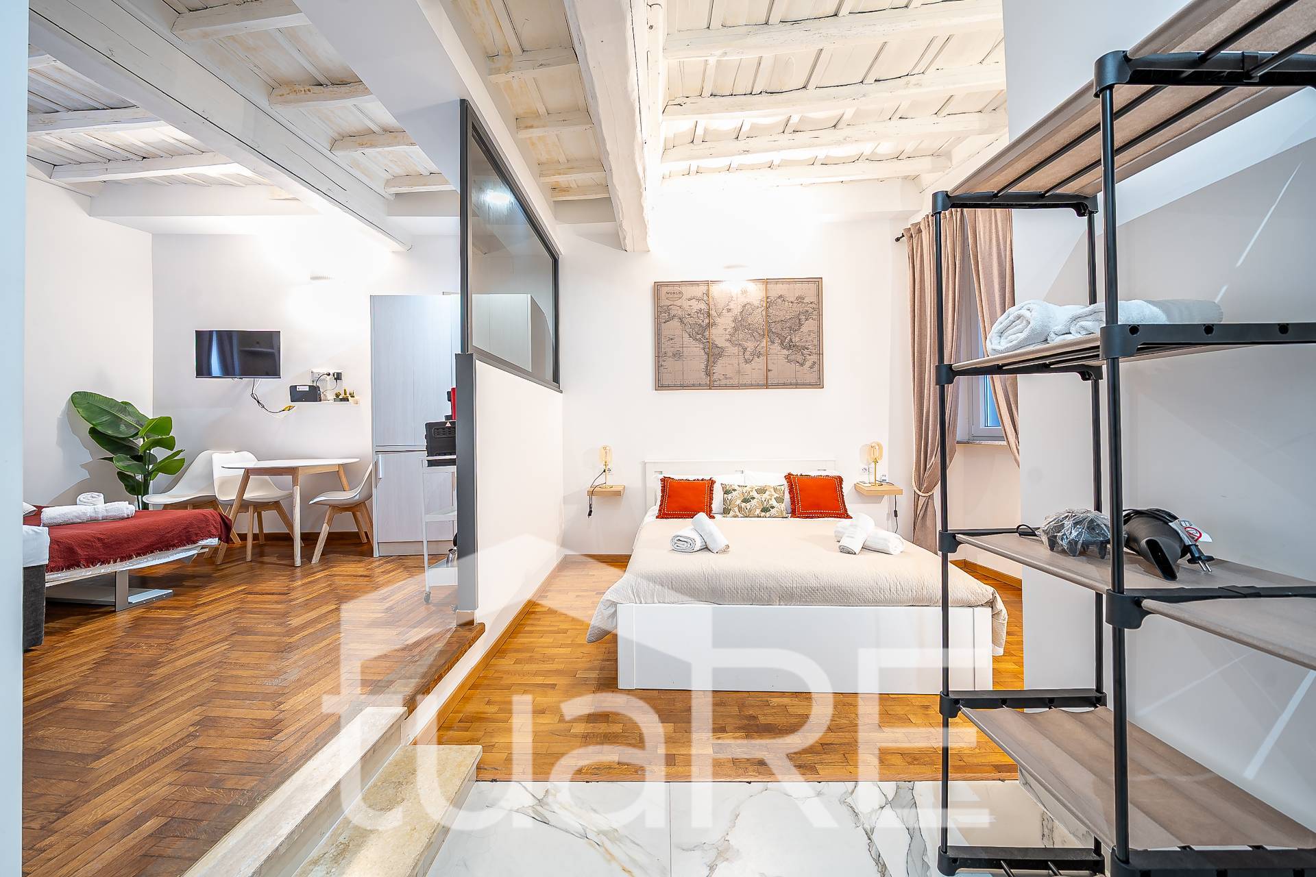 Immagine 6 di Appartamento in vendita  in Piazza Trilussa a Roma