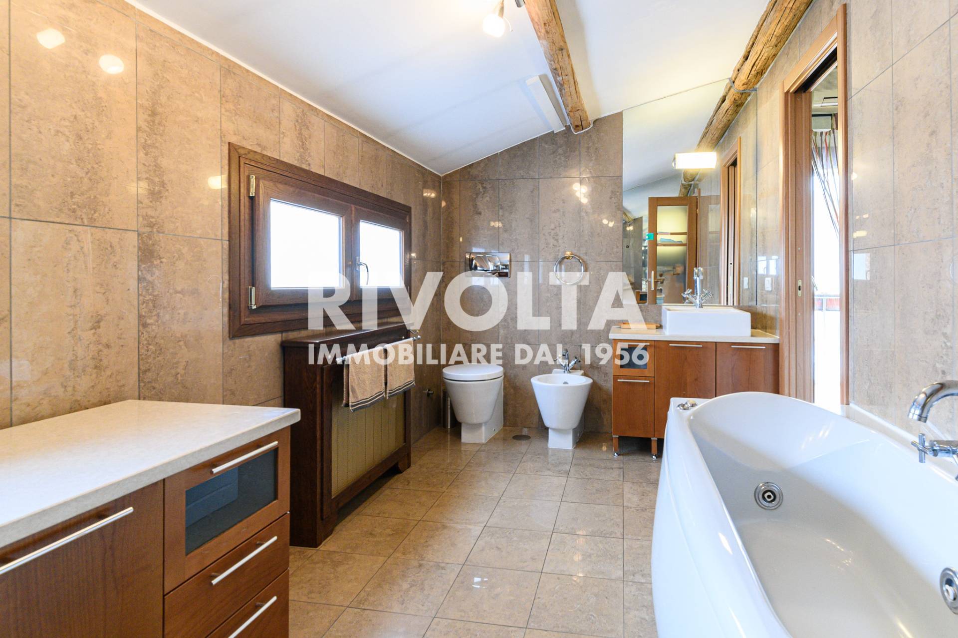 Immagine 19 di Appartamento in affitto  in Via Delle Quattro Fontane a Roma