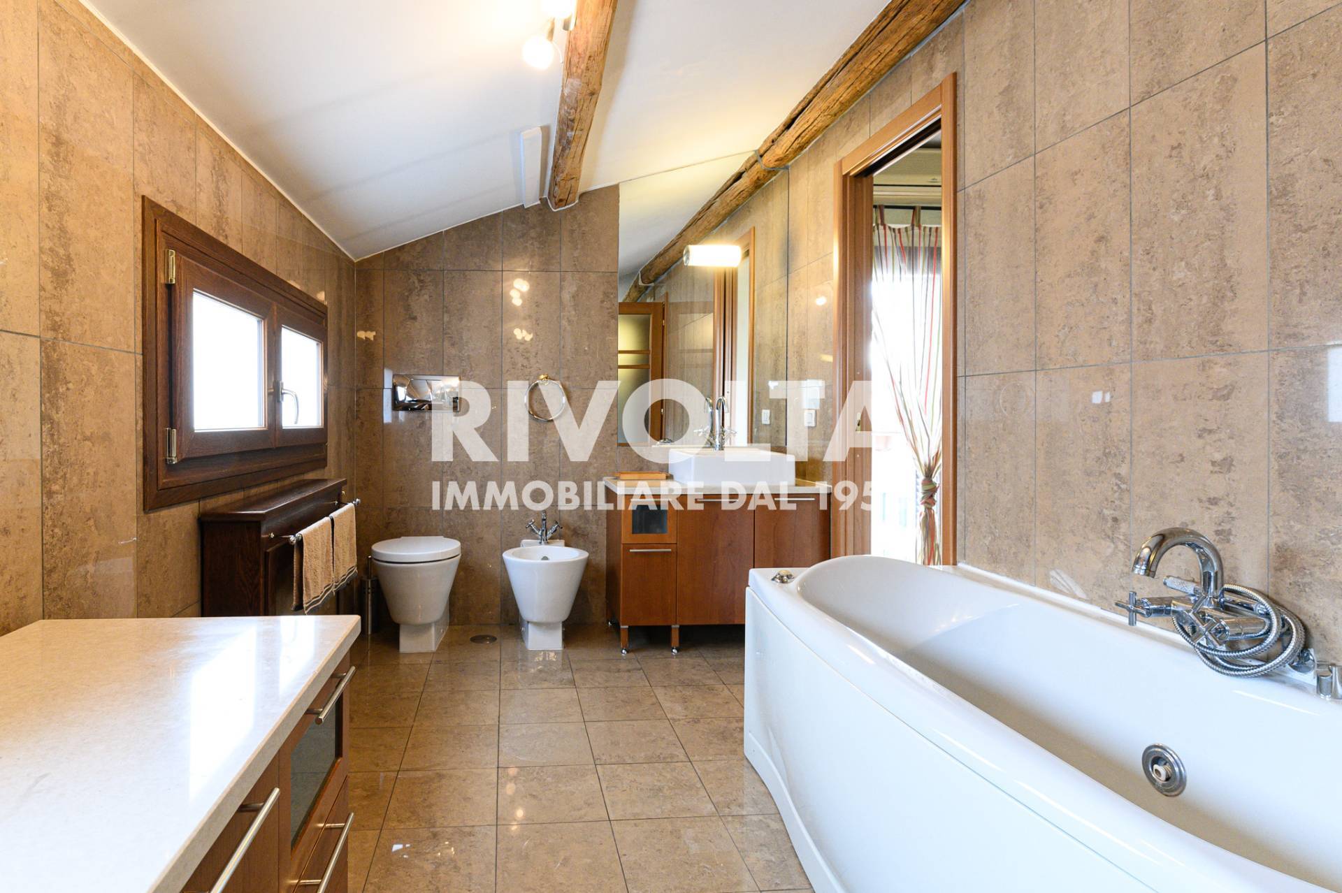 Immagine 20 di Appartamento in affitto  in Via Delle Quattro Fontane a Roma