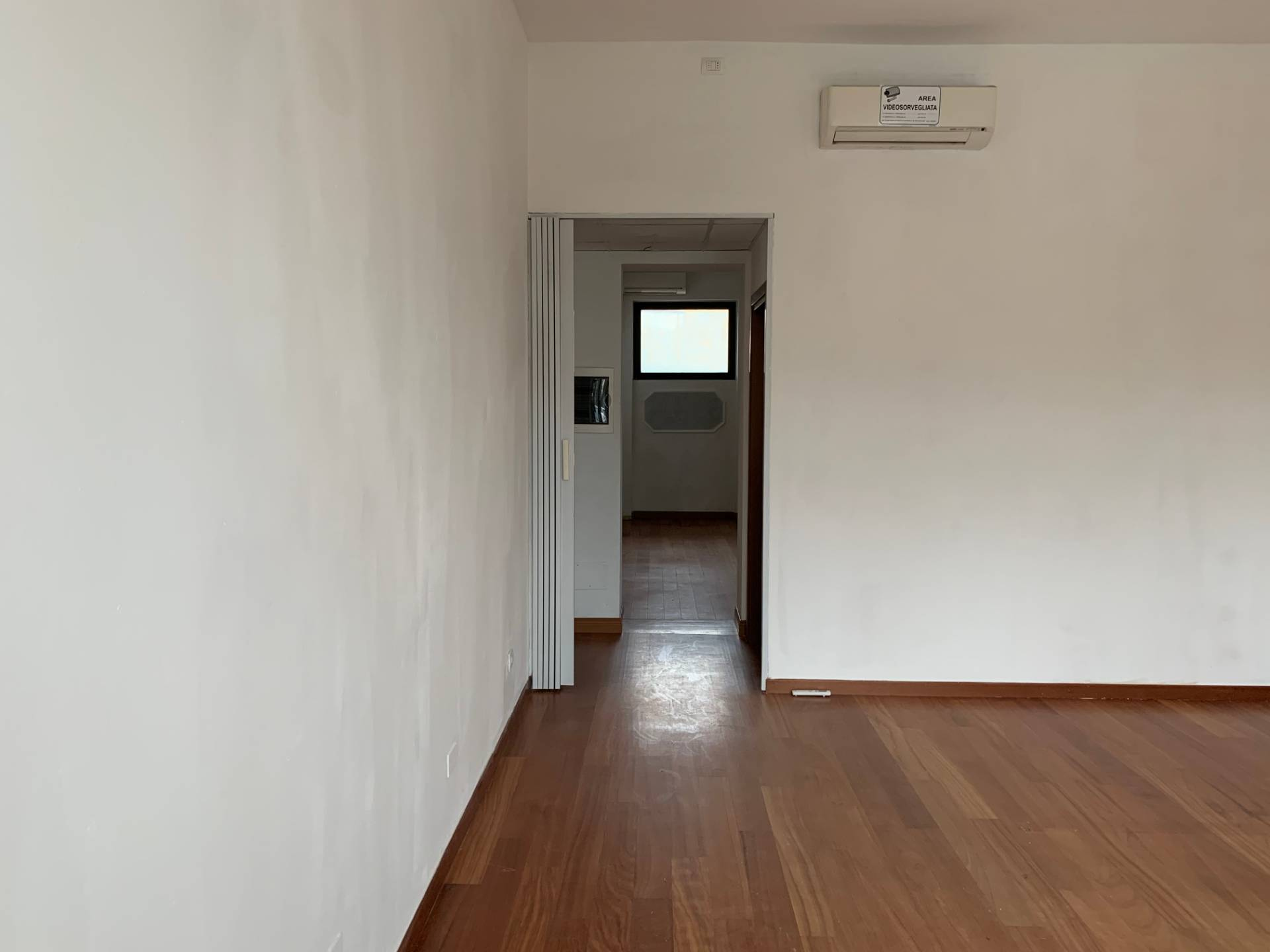 Immagine 7 di Attività commerciale in affitto  in via della madonnina a Capannori