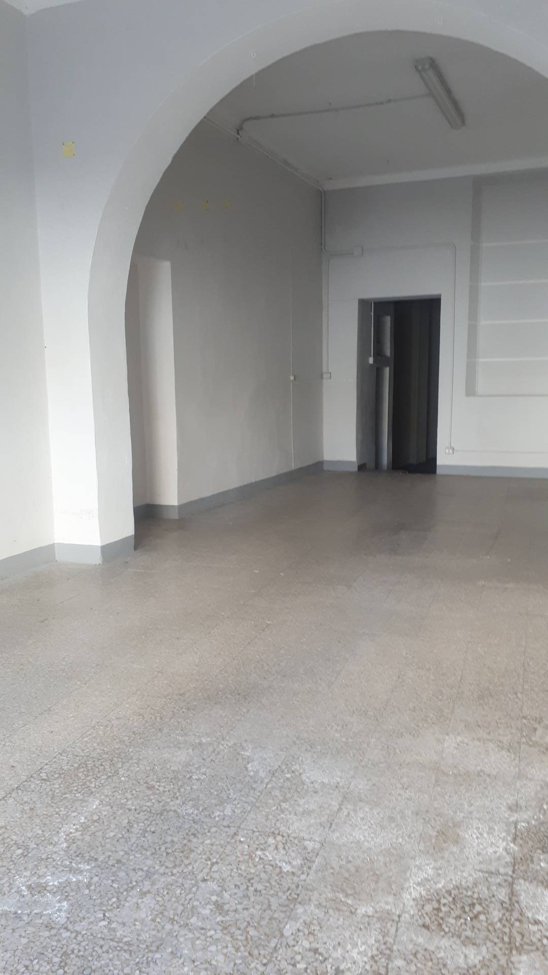 Immagine 2 di Attività commerciale in affitto  in via guidiccioni 182 a Lucca