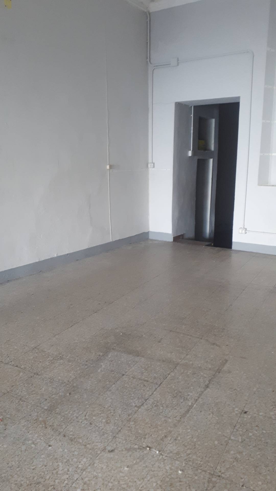 Immagine 5 di Attività commerciale in affitto  in via guidiccioni 182 a Lucca