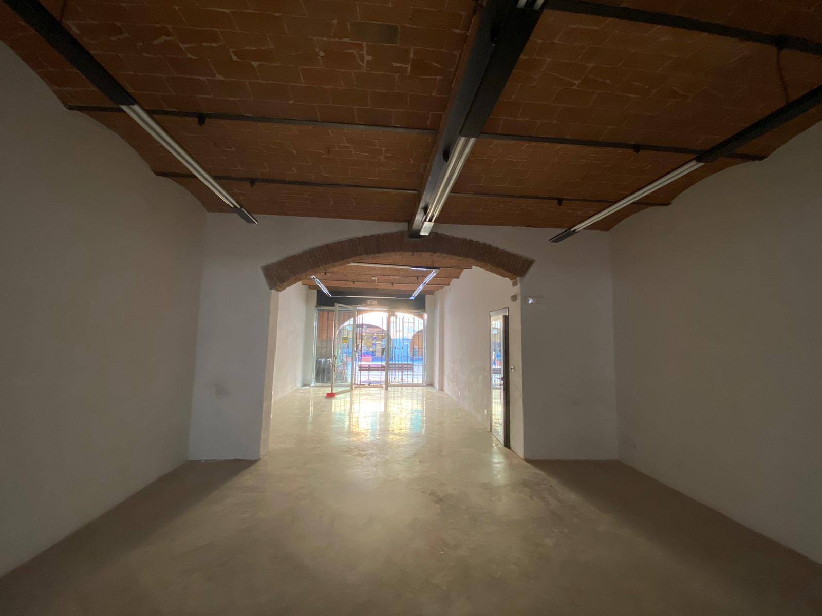 Immagine 1 di Locale commerciale in affitto  in corso giacomo matteotti a Cascina