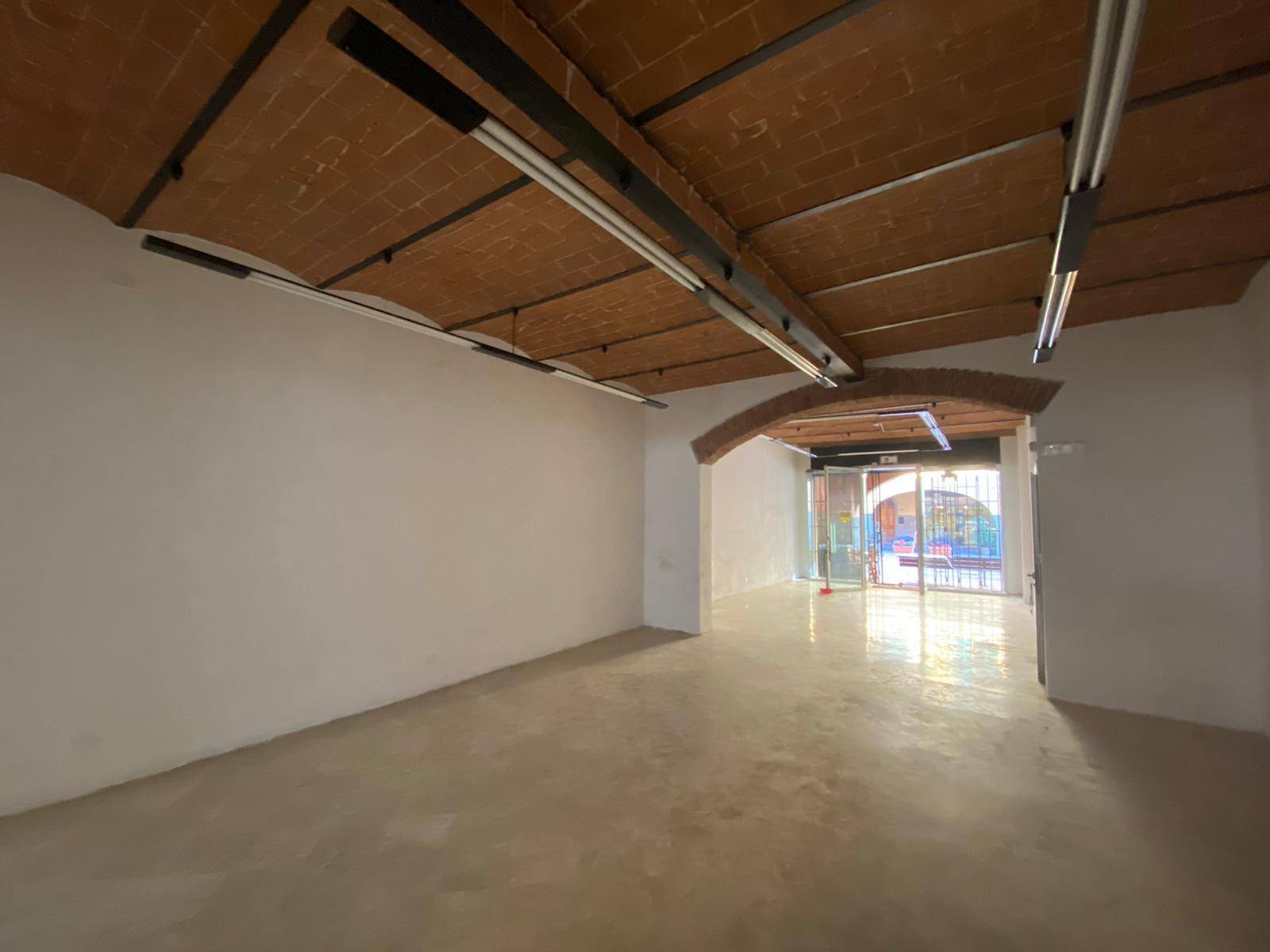 Immagine 2 di Locale commerciale in affitto  in corso giacomo matteotti a Cascina