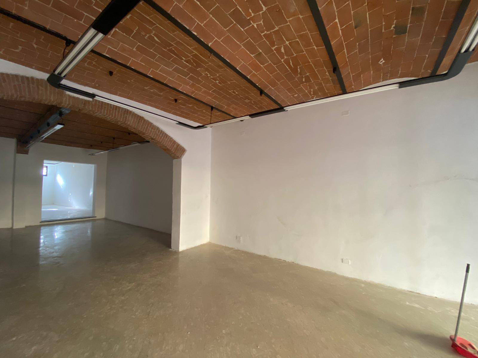 Immagine 4 di Locale commerciale in affitto  in corso giacomo matteotti a Cascina