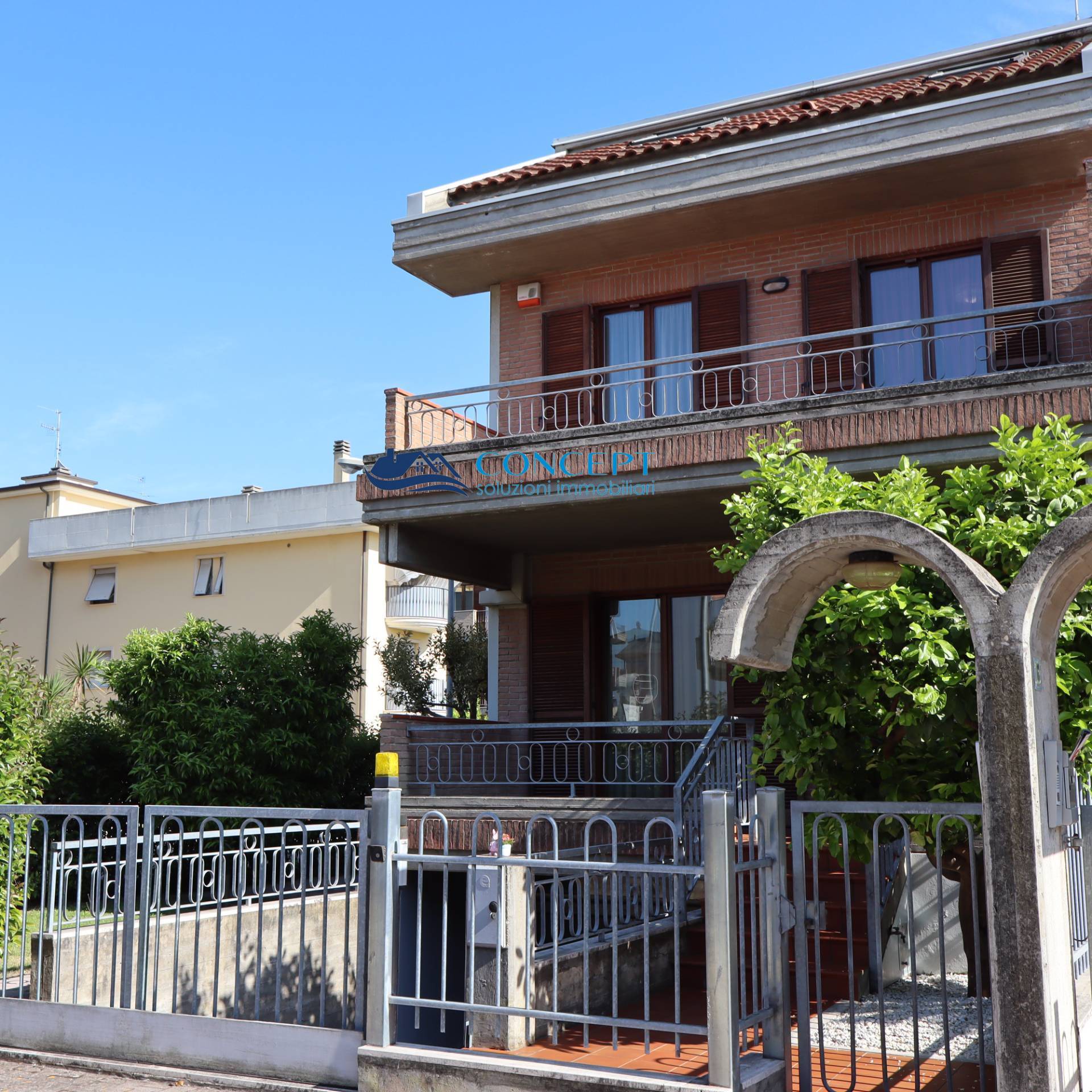 Immagine 1 di Villetta a schiera in vendita  in via Liri snc a San Benedetto Del Tronto