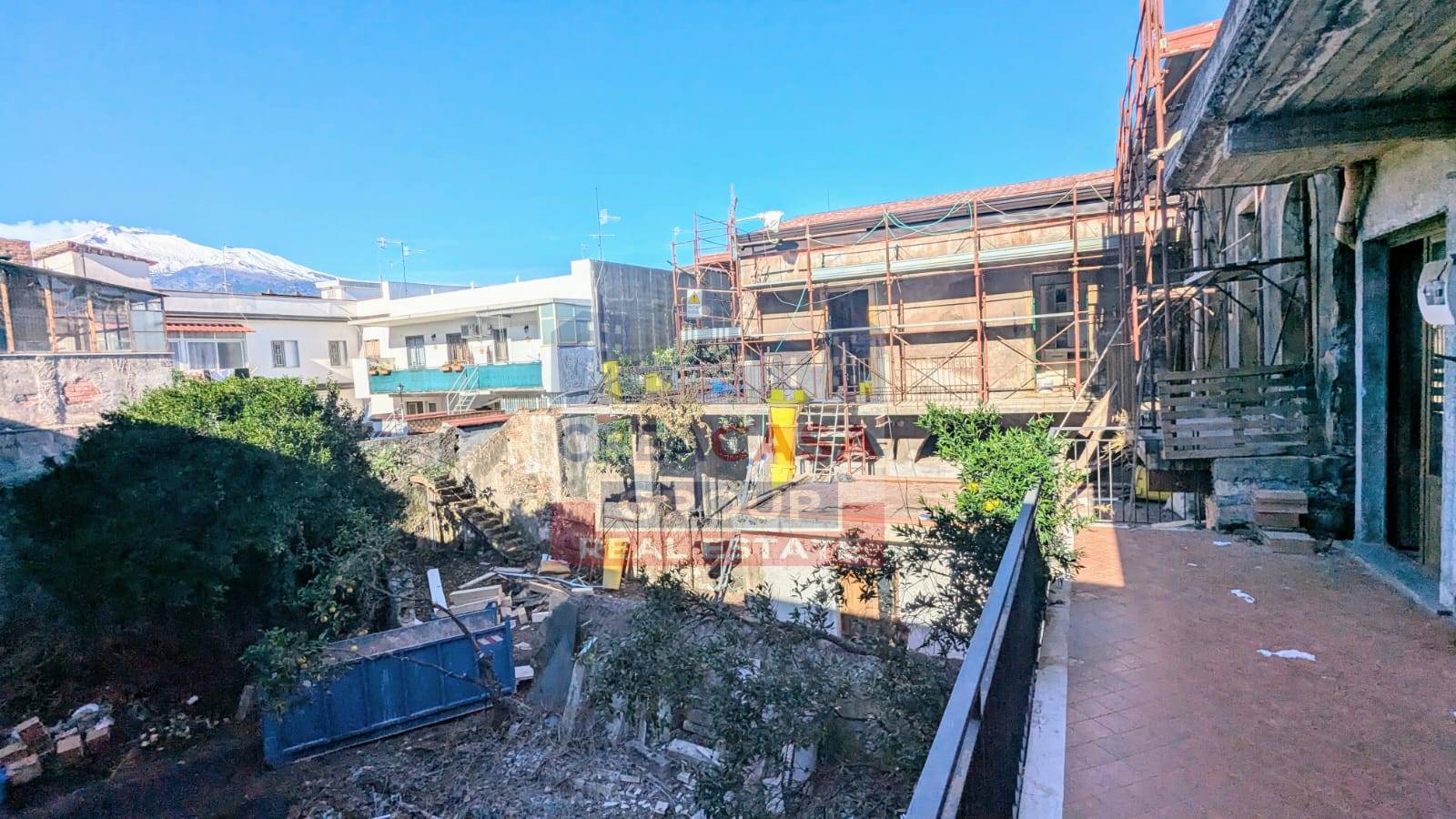 Immagine 21 di Casa semindipendente in vendita  in Mongibello a Riposto