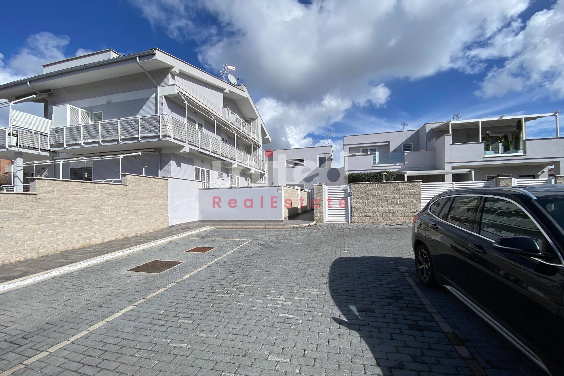 Immagine 1 di Appartamento in vendita  in Via Pio Colussi 8 a Roma