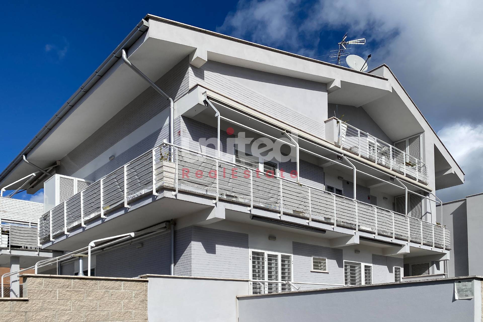 Immagine 10 di Appartamento in vendita  in Via Pio Colussi 8 a Roma