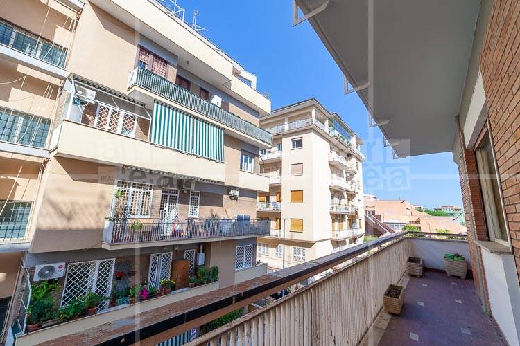 Immagine 46 di Appartamento in vendita  in VIA PAOLA FALCONIERI 82 a Roma