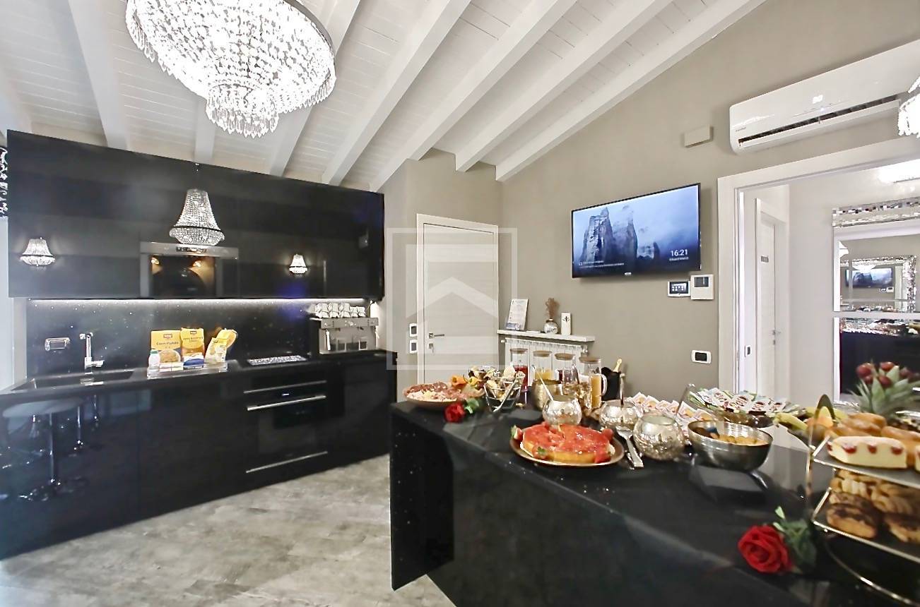 Immagine 34 di Albergo/B&B/Residence in vendita  in Via Caporali a Desenzano Del Garda