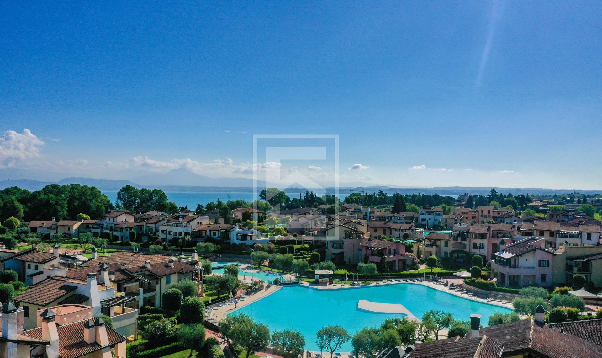 Immagine 33 di Appartamento in vendita  in Località Sermana 1 a Peschiera Del Garda