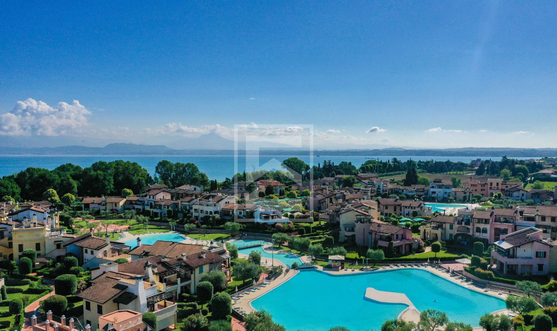 Immagine 34 di Appartamento in vendita  in Località Sermana 1 a Peschiera Del Garda