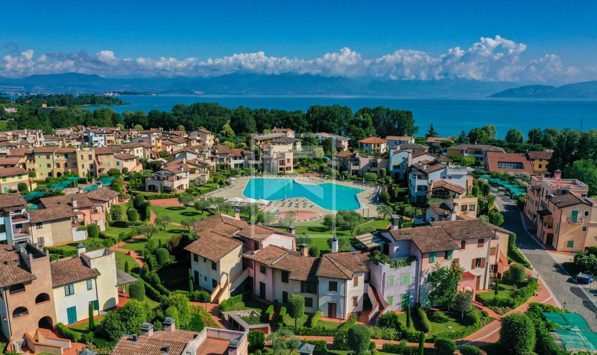 Immagine 40 di Appartamento in vendita  in Località Sermana 1 a Peschiera Del Garda