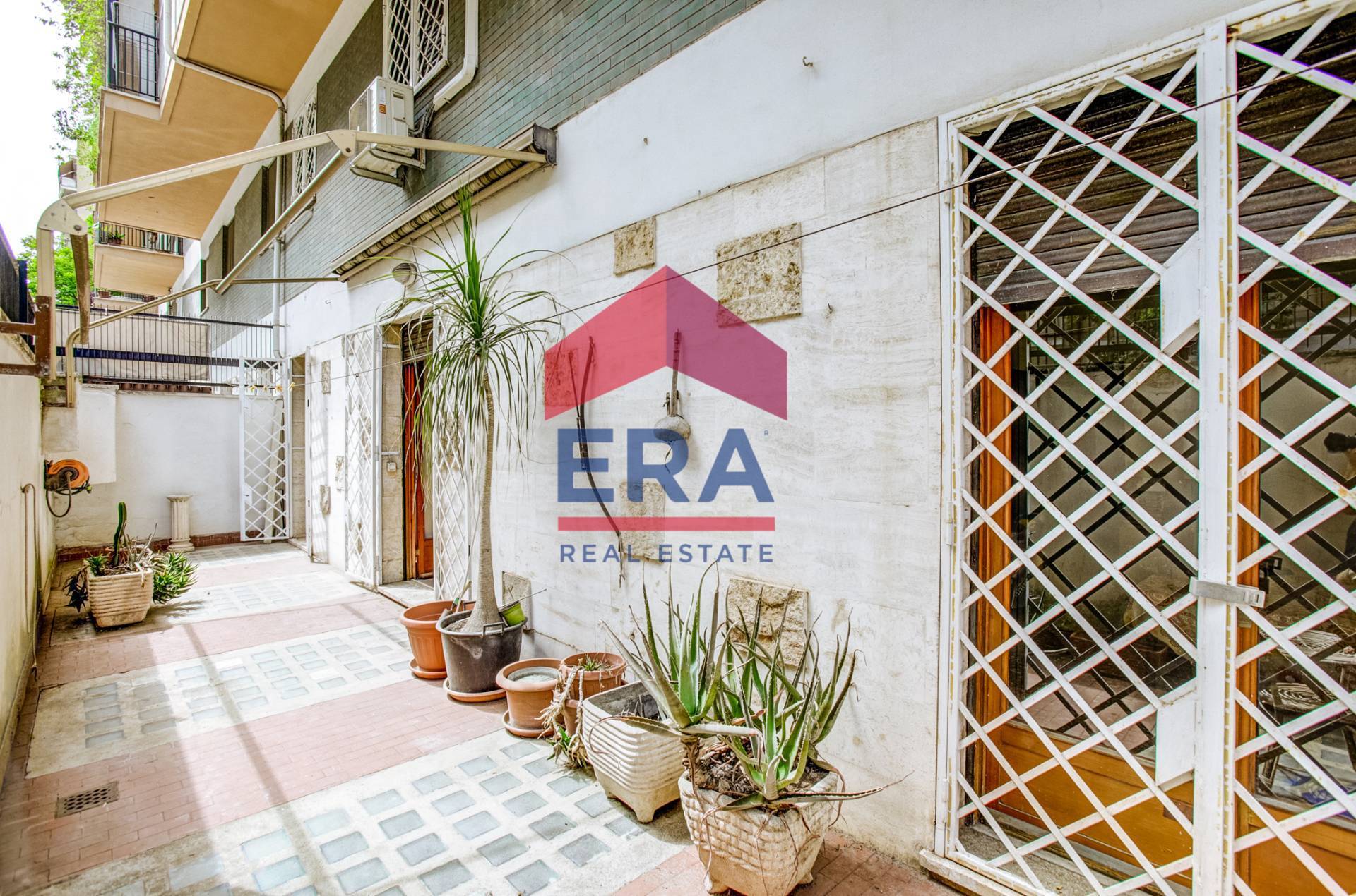 Immagine 21 di Appartamento in vendita  in Via Enrico Fermi 49 a Roma