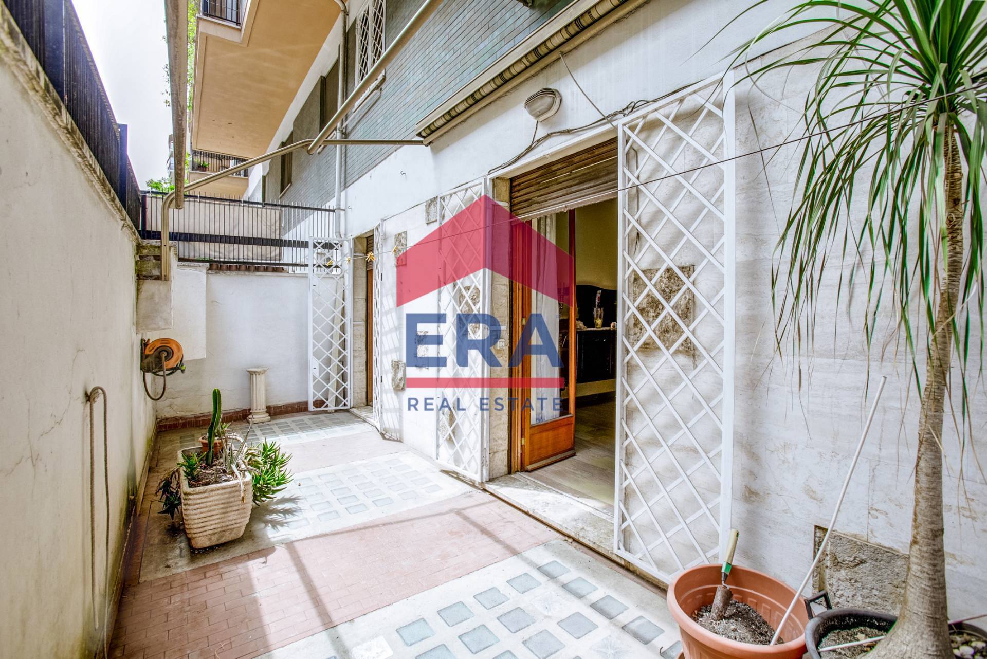 Immagine 22 di Appartamento in vendita  in Via Enrico Fermi 49 a Roma