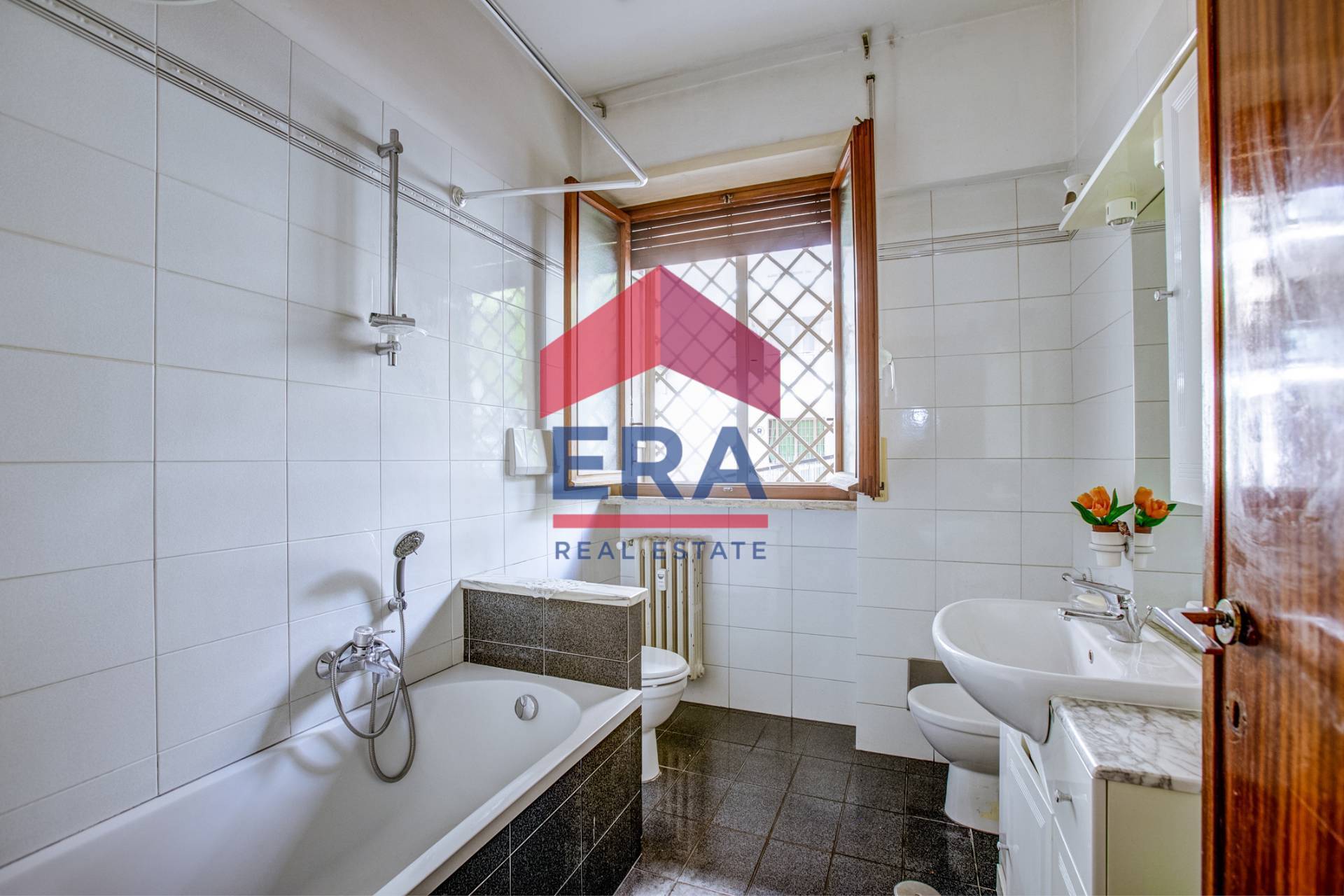 Immagine 11 di Appartamento in vendita  in Via Enrico Fermi 49 a Roma