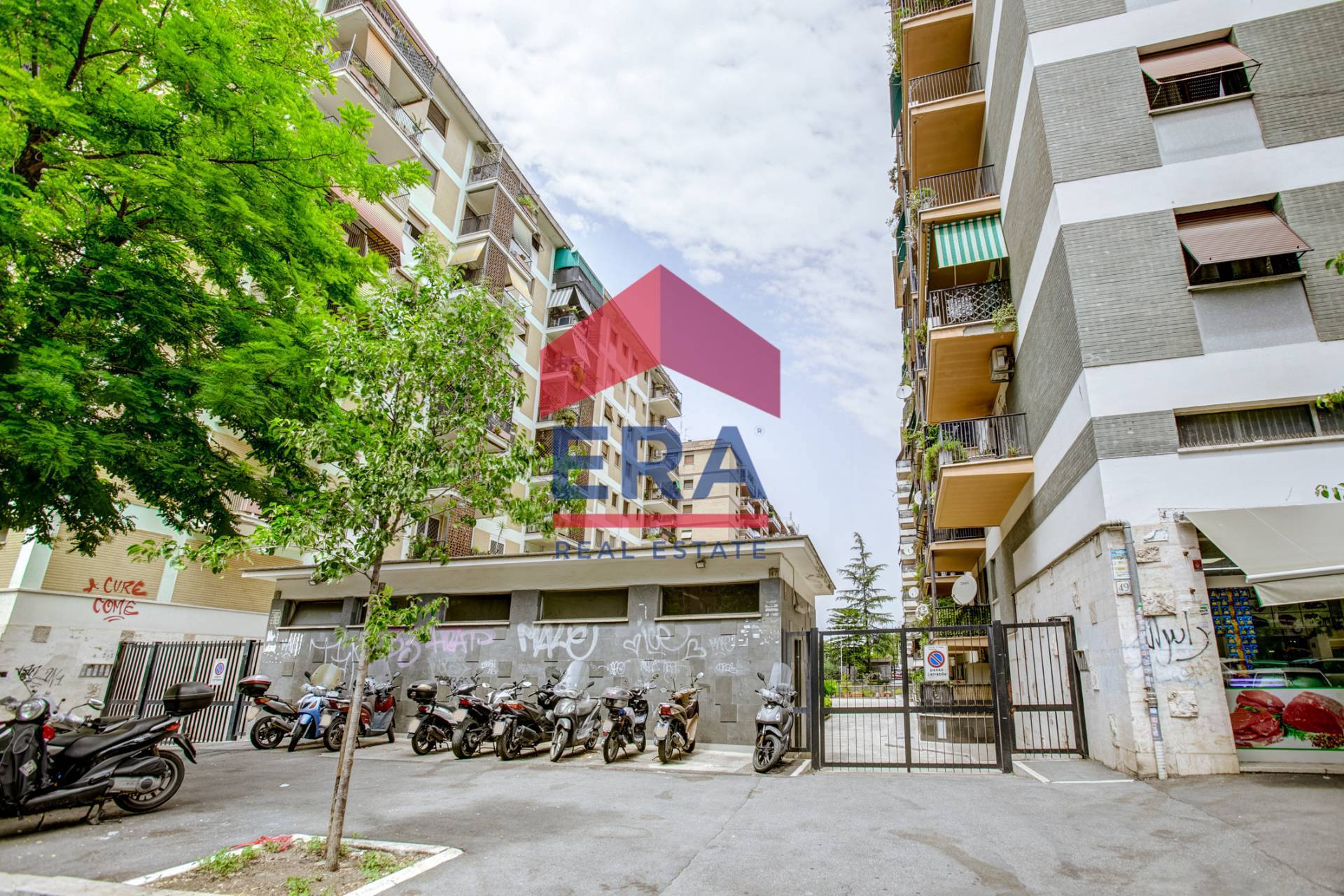 Immagine 23 di Appartamento in vendita  in Via Enrico Fermi 49 a Roma