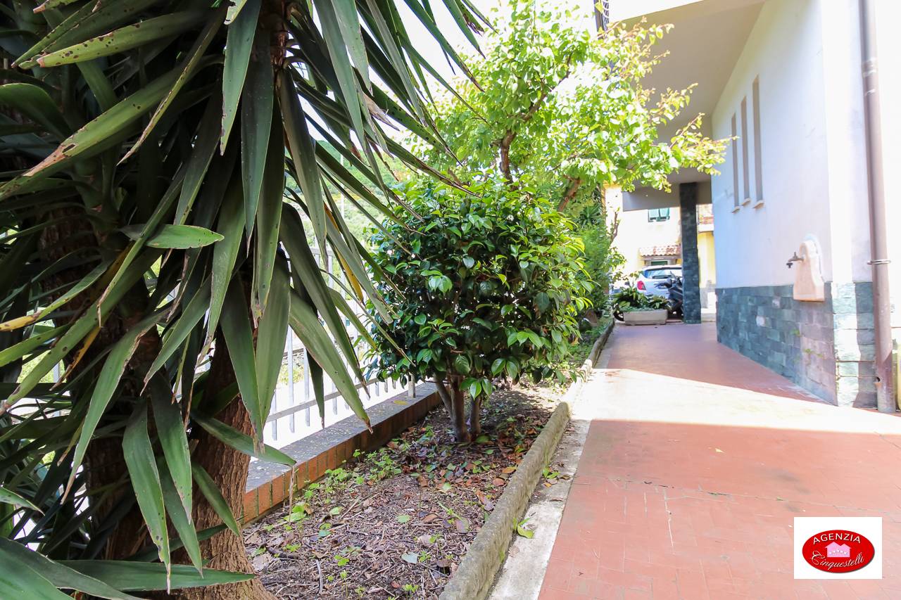 Immagine 29 di Villa in vendita  in Via Pero 116 a Varazze