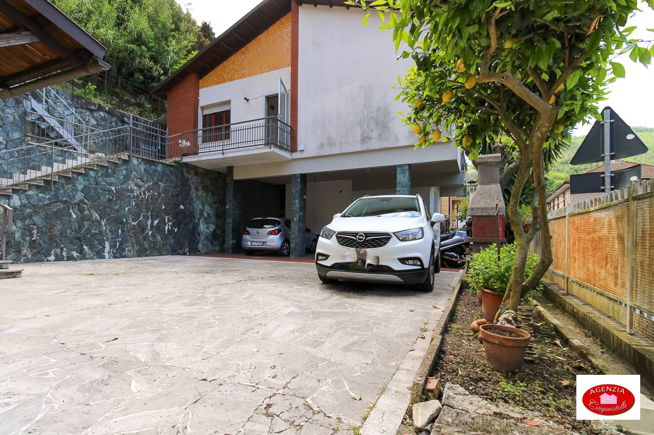 Immagine 30 di Villa in vendita  in Via Pero 116 a Varazze