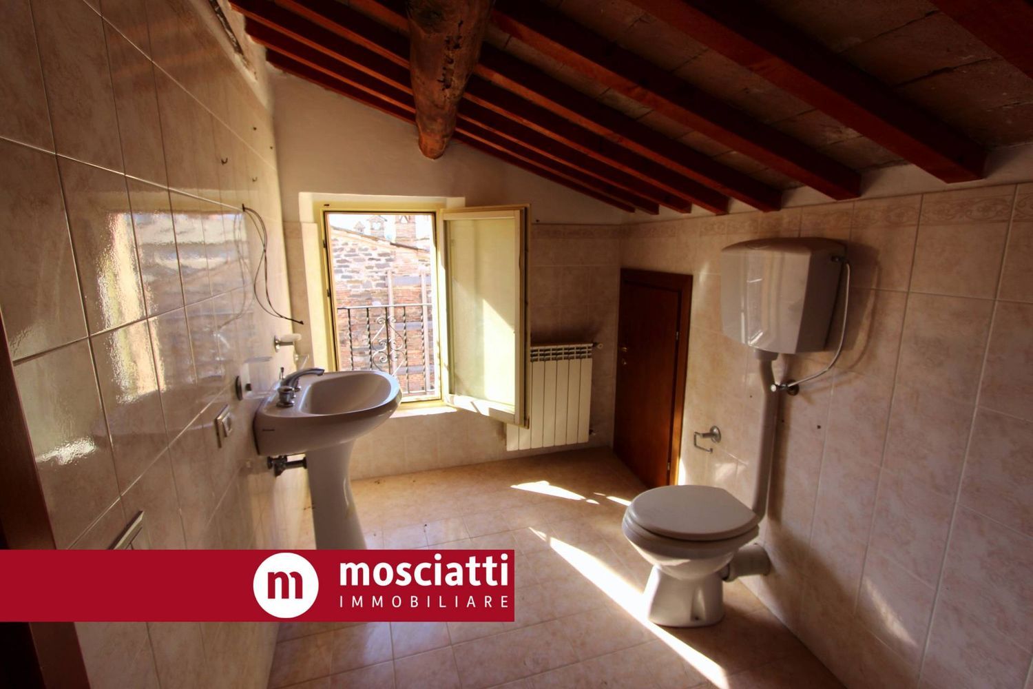 Immagine 6 di Appartamento in vendita  a Esanatoglia