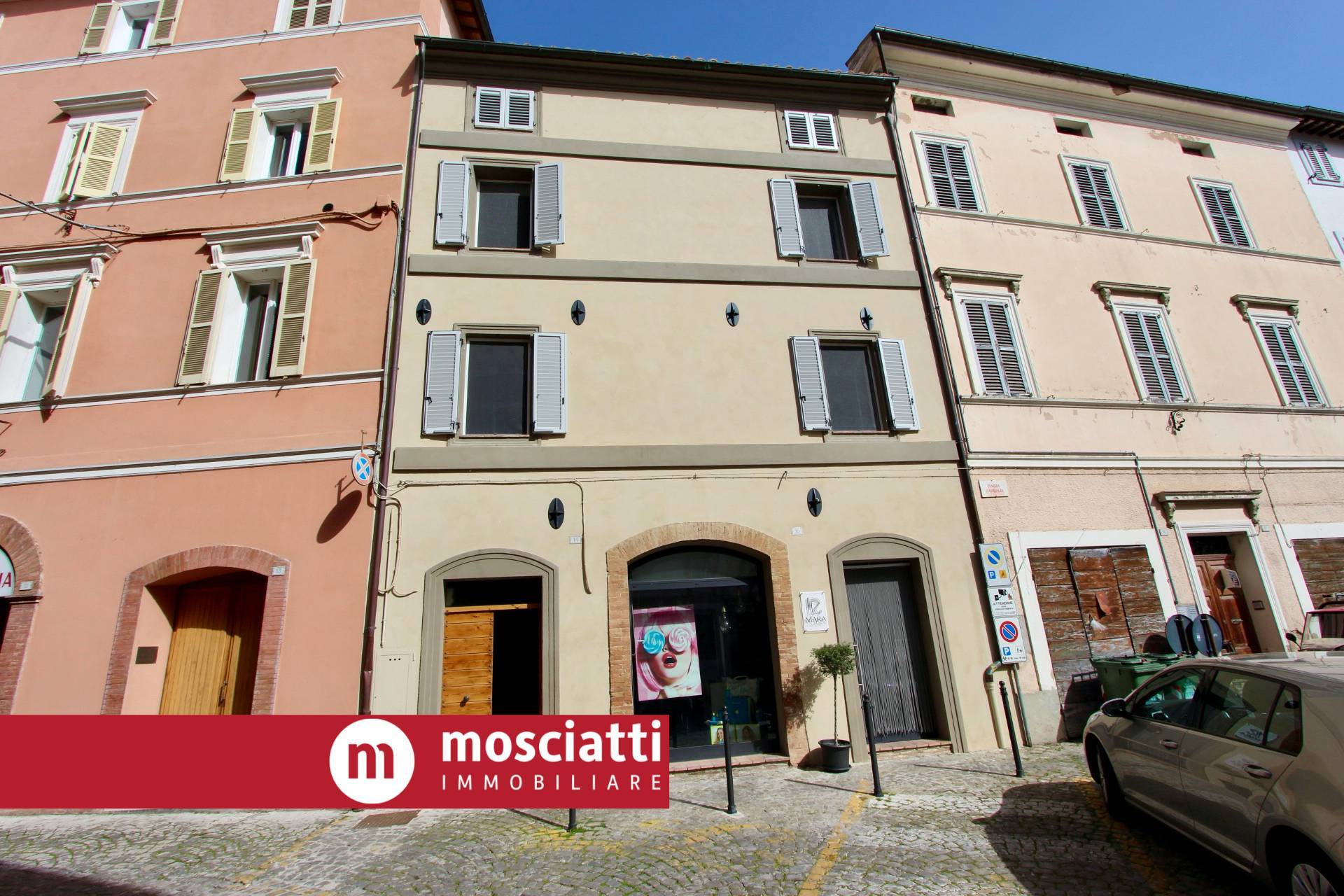 Immagine 1 di Casa indipendente in vendita  in Piazza Garibaldi 14 a Esanatoglia