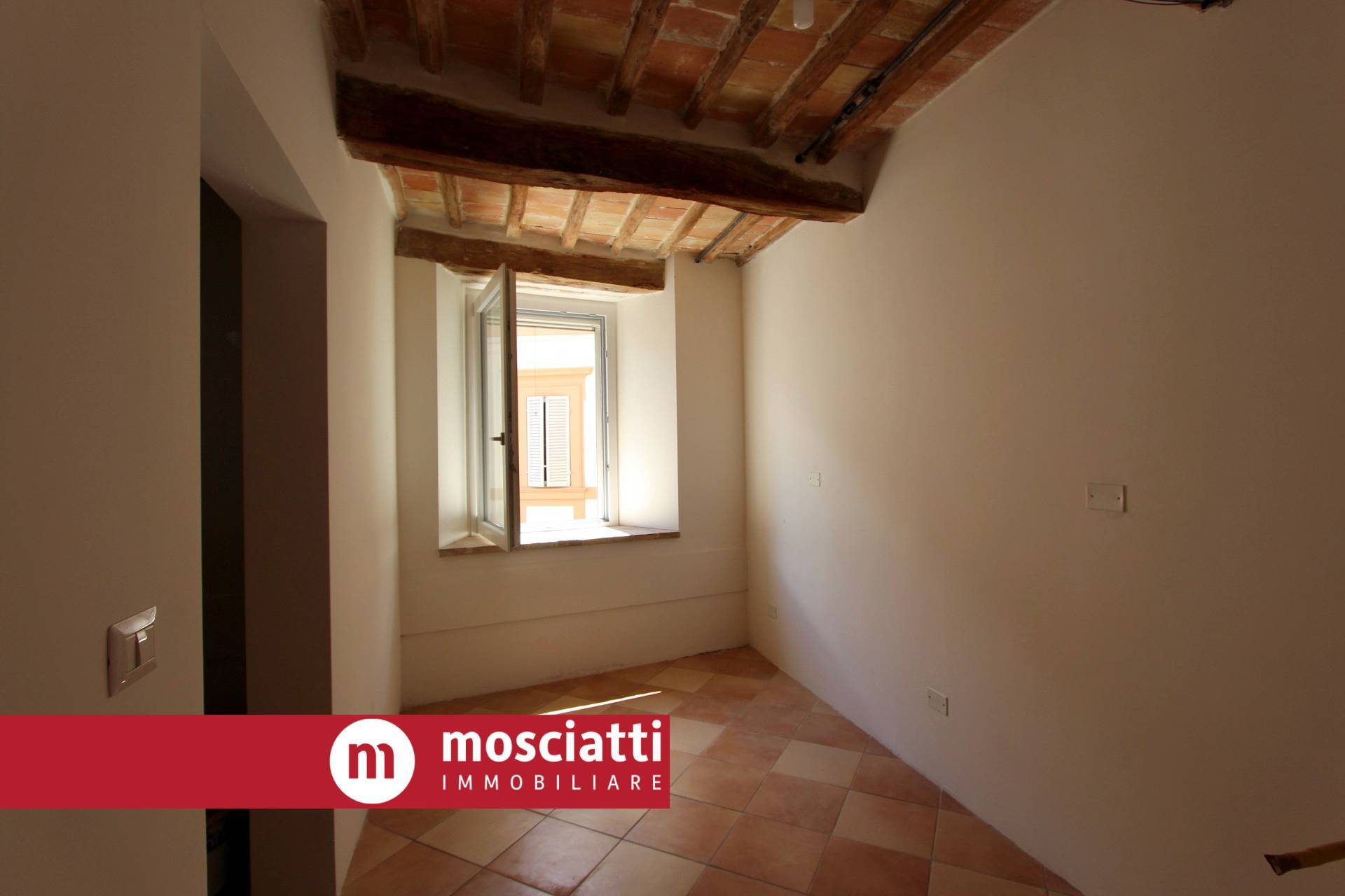 Immagine 3 di Casa indipendente in vendita  in Piazza Garibaldi 14 a Esanatoglia