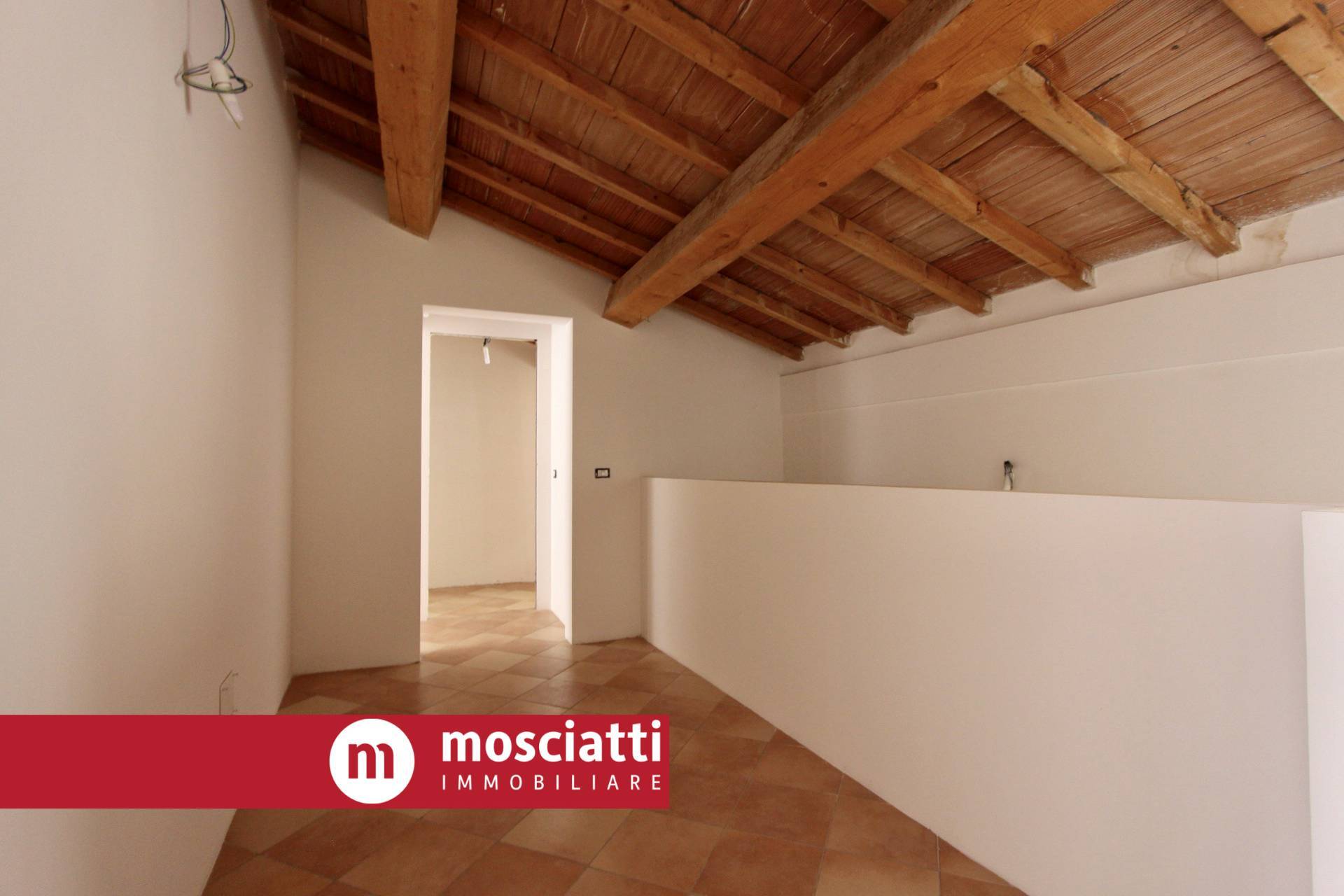 Immagine 6 di Casa indipendente in vendita  in Piazza Garibaldi 14 a Esanatoglia