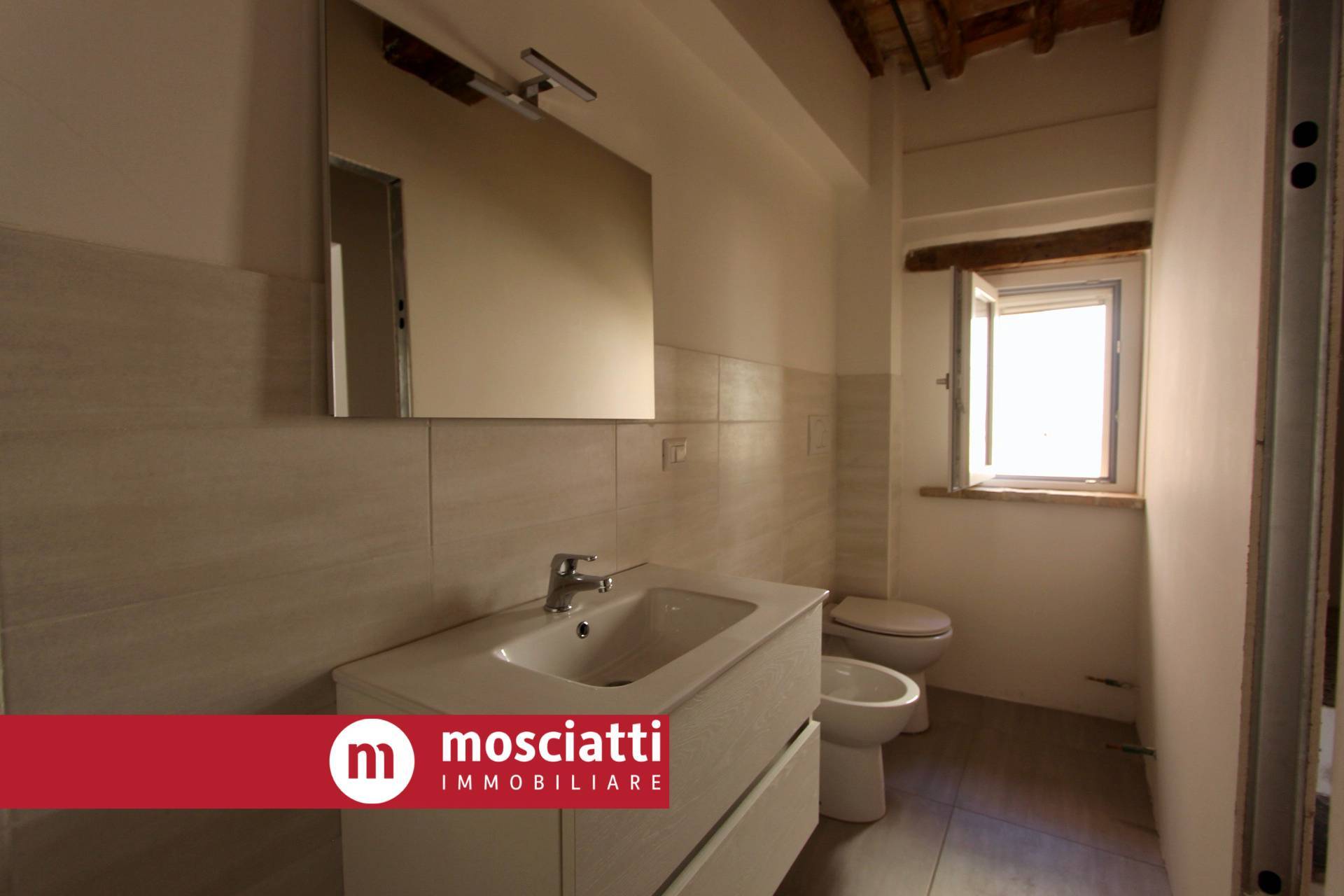 Immagine 7 di Casa indipendente in vendita  in Piazza Garibaldi 14 a Esanatoglia