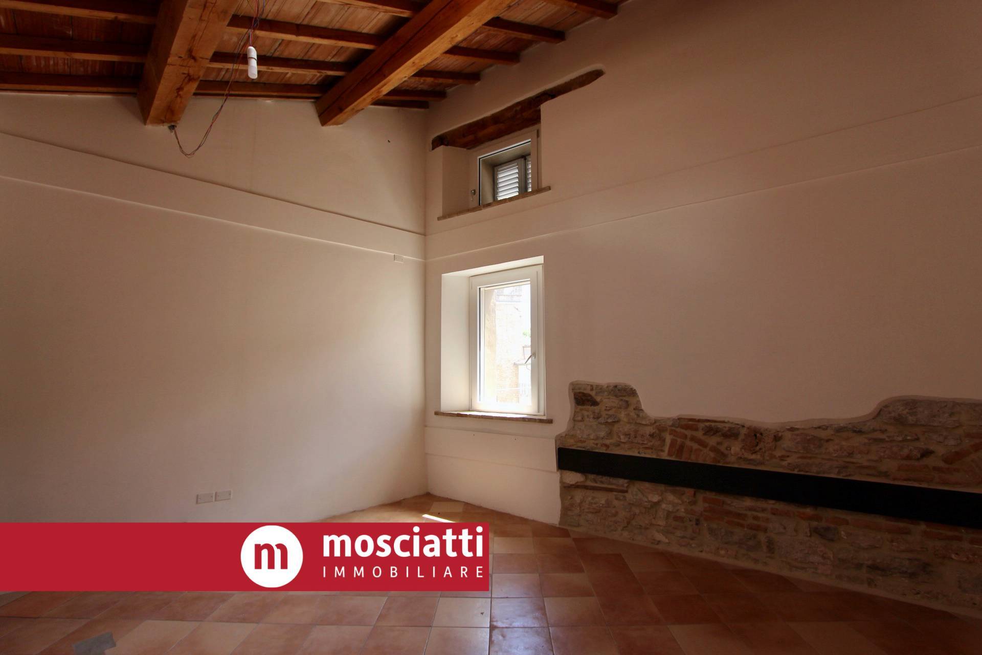 Immagine 8 di Casa indipendente in vendita  in Piazza Garibaldi 14 a Esanatoglia
